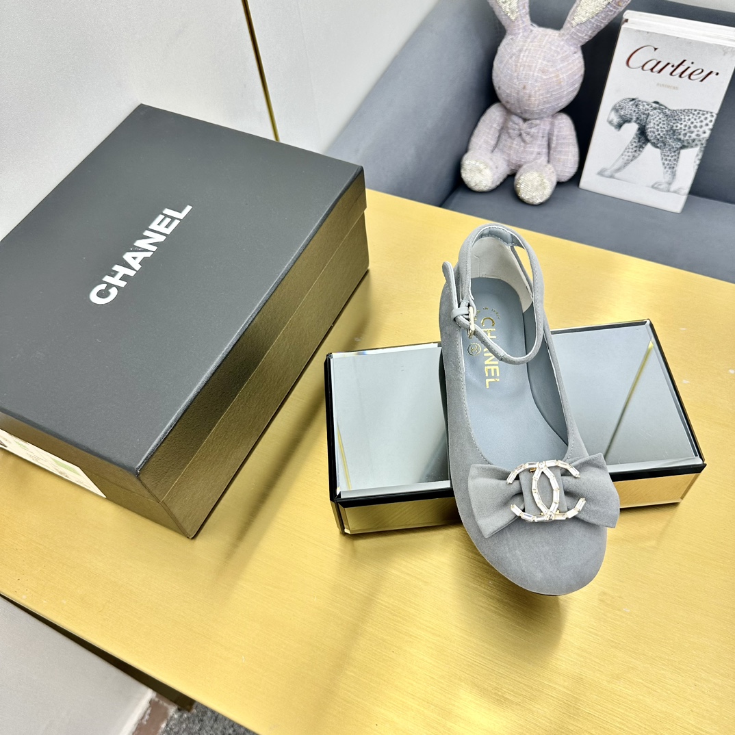 [Chanel Women
