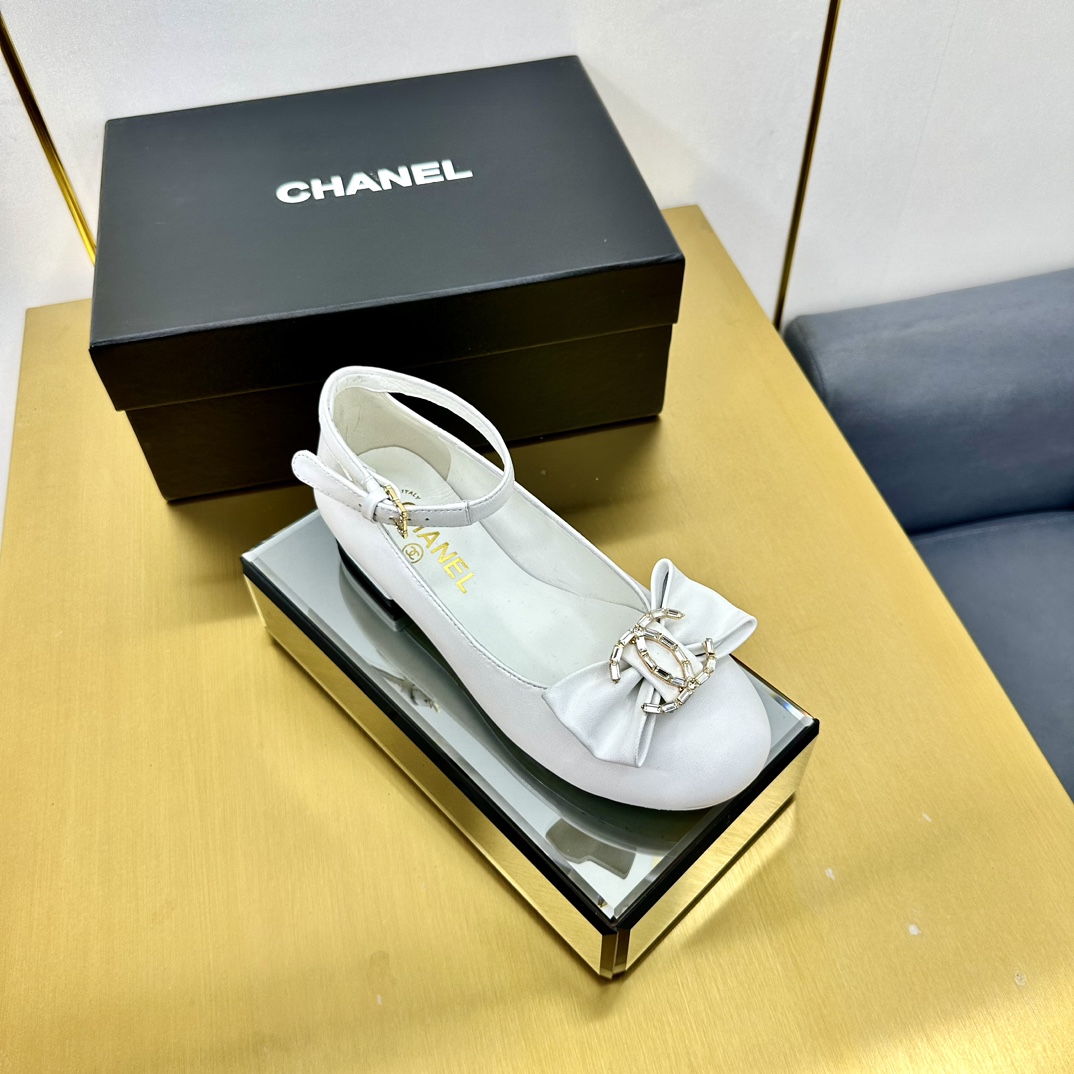 NO:421961,Top version Chanel Chanel - the counter top bow rhinestone Mary Jane single shoes This classic design; the extraordinary rhinestone bow is filled with a variety of color matching elements... The diversified mix and match is very beautiful and versatile, and the foot is very light. Comfortable and super delicate and elegant can be taken into consideration at the outdoors... Go material The upper is made of original imported sheepskin + Yangjing inner lining original sheepskin inner lining outsole based on original Italian leather outsole The counter is made of high-quality packaging for women 35–40 (customized for 41) 6 colors available (black, white, velvet, Yangjing apricot, gray), single shoes, chanel, chanel, mary jane, sheepskin, sheep, Leather soles19860909顶级版本 Chanel香奈儿——专柜顶级蝴蝶结水钻玛丽珍单鞋 这款经典设计；不平凡的水钻蝴蝶结拥入了多种配色元素…… 多元化混搭非常好看百搭,上脚非常轻巧 舒适超级秀气优雅的一款户外都能兼顾…… Go 材料 鞋面采用 原版进口羊皮+羊京 内里采用 原版羊皮内里 大底根据 原版意大利真皮大底 专柜精品包装全套女35–40（41定做） 6色可选（黑色 白色 天鹅绒 羊京 杏色 灰色）,单鞋,chanel,chanel,mary jane,sheepskin,sheep,Leather soles,Women's Shoes