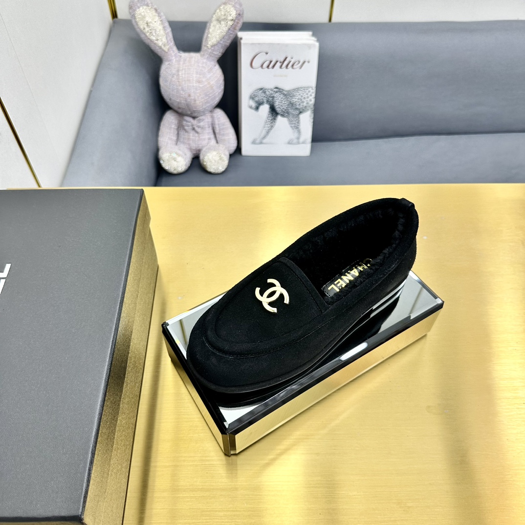 NO:576706,Top version Chanel 24K new furry loafers for autumn and winter. Teddy fur shoes are very comfortable. Maillard brown is still very suitable for autumn and winter ~ suede upper, fur lining integrated, leather outsole Size: 35-39 (40/41 order), loafers, chanel, loafers, chamois leather, Leather soles19860909顶级版本 Chanel 24K秋冬新款毛茸茸乐福鞋 泰迪毛毛鞋 很舒服诶 美拉德棕色还是很适合秋冬的～ 鞋面麂皮 内里皮毛一体 真皮大底 Size:35-39（40/41订）,乐福鞋,chanel,loafers,chamois leather,Leather soles,Women's Shoes