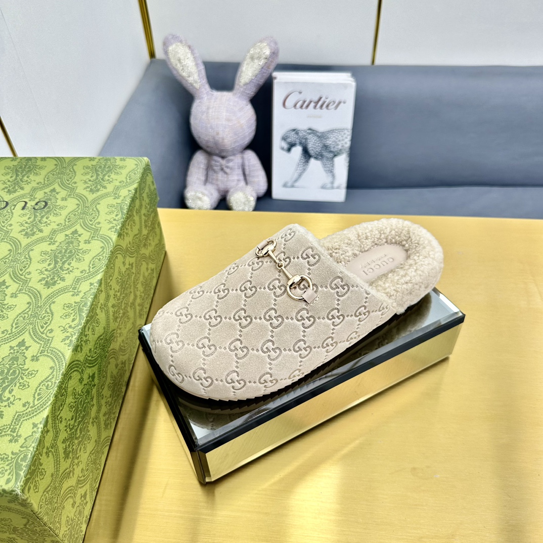 NO:421918,New wool women's wool wool slippers, Minu wool slippers The latest collection features basic silhouettes and iconic details. This women's slippers are made of GG suede, a representative material of the brand, and is decorated with an iconic horse tie. Beige GG beef suede, women's light gold finish Minu wool lining, clamps, rubber sole, round tip, low model, height 5mm Made in Italy Size women's 36-42 Men's size 40-, semi-torque, slippers19860909秋冬新款羊毛女式带夹木鞋,美丽奴羊毛拖鞋 最新系列以基本廓形和标志性细节为特色.这款女式套穿鞋采用品牌代表材质 GG 绒面革制成,并饰有标志性的马衔扣. 米色 GG 牛绒面革 女士 浅金色饰面 美丽奴羊毛内里 夹钳 橡胶鞋底 圆形尖端 低型号 高度5毫米 意大利制造 码数女码 36～42 男码 40～,半拖,slippers,Women's Shoes