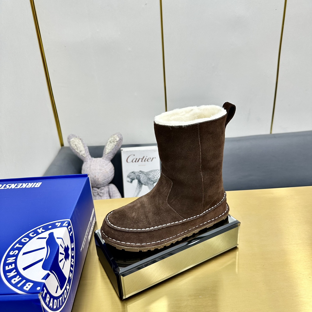 NO:491700,Neckenstock 25 autumn and winter new thick-soled wool snow boots. Very simple and atmospheric design. It looks good no matter how you match it in autumn and winter, and there is no sense of bulkiness at all. Warm and comfortable boots, paired with a handsome motorcycle style, combine fashion and comfortable fit, bringing warmth to the bleak and cold winter. The design without shoelaces is easy to put on and take off, and the fashion item for traveling in autumn and winter. The fabric is high mercerized beef reverse velvet, the inner foot pad is integrated with sheepskin fur, the large sole is anti-slip foamed sole size 35~39 (40 customized), snow boots, birdenstock, boots, sheepskin19860909脖肯Birkenstock 25秋冬 新款厚底羊毛雪地靴 非常简约大气的设计 秋冬怎么搭配都好看,完全没有笨重感； 温暖舒适的靴筒,搭配帅气机车风格,兼具了时尚与舒适贴合感,为萧瑟寒冬送上融融暖意,无鞋带的设计方便穿脱,秋冬出行时尚单品. 面料高丝光牛反绒 内里垫脚羊皮毛一体 大底防滑发泡底 码数35～39（40订做）,雪地靴,birkenstock,boots,sheepskin,Women's Shoes