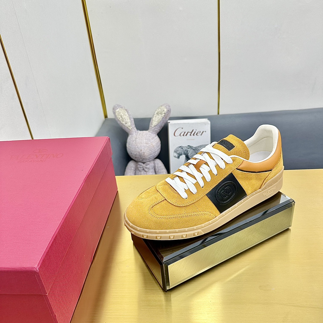 NO:491712,Couple model Top version Valentino 25/UPVILLAGE Couple casual sports shoes and training shoes Professional high-end, perfect replica, first-class quality, all made of original 1:1 materials, exclusive mold opening!  Full set of high-end packaging for counters Fabric: High mercerized beef shavings, large sole: TPU material, large sole size: 35-41, male, 38-46 (female, 40.41, male, 38.45.46 customization) All details are 1:1 mold opening customization, strive to be flawless!  , casual shoes/sports shoes, valentino, valentino, sneakers19860909情侣款 顶级版本 Valentino华伦天奴 25/UPVILLAGE 情侣休闲运动鞋德训鞋 专业高端,完美复刻,品质一流,全部采用原版1:1材料制作,独家开模！ 全套专柜高端包装 面料:高丝光牛猄 大底:TPU材质大底 size:女35-41男38-46（女40.41男38.45.46定） 所有细节1:1开模定制,力求完美无瑕！,休闲鞋/运动鞋,valentino,valentino,sneakers,Women's Shoes