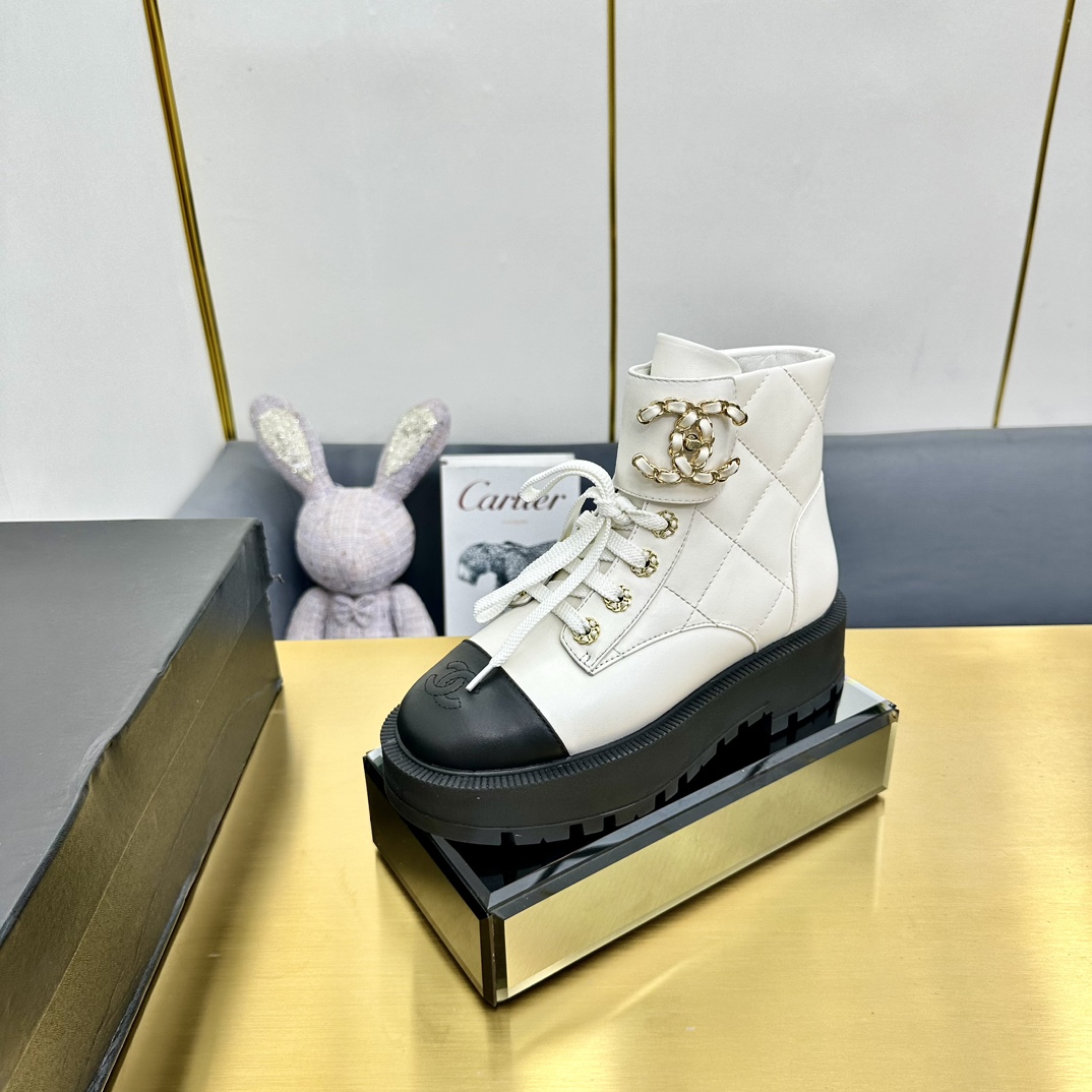 NO:491707,'Exclusive High Version' top layer cowhide, new autumn style, Chanel internet celebrity pointed toe high heel short boots, Chanel casual short boots. The original mold-opening Xiangjia logo diamond buckle opens the eyes of the shoe fans, and various unexpected design ideas, the matching solution of diamond buckle and bead chain shoelaces brings a lot of surprises to everyone. The unique diamond buckle electric embroidery technology hidden in the upper Xiangjia is quite unique, low-key showing the identity of the shoe model, the style that is necessary for trendy people, the foot is really good-looking and unpleasant... Fabric head layer cowhide contrasting color technology + oil edge technology Inner original custom material + breathable net foot pad original injection molding pad Packaging original full set of packaging Size 35-41 Women 40.41 Customized without return) Color official website is updated simultaneously, boots, chanel, chanel, boots, cowhide19860909《独家高版本》头层牛皮 秋季新款,香奈儿网红尖头高跟短靴 香奈儿休闲短靴.原版开模香家标识性钻扣让鞋迷大开眼界,各种意想不到的设计创意,钻扣与珠链鞋带搭配方案给大家带来了很多惊喜,隐匿于鞋面香家独特的菱格电绣工艺颇为独特,低调显示着鞋款的身份,潮人必备的款式,上脚真心好看无法自拔…… 面料头层牛皮撞色工艺+油边工艺 内里原版定制材料+透气网里 垫脚原版注塑成型垫 包装原版全套包装 码数35-41 女40.41 定制不退换） 颜色官网同步更新,靴子,chanel,chanel,boots,cowhide,Women's Shoes