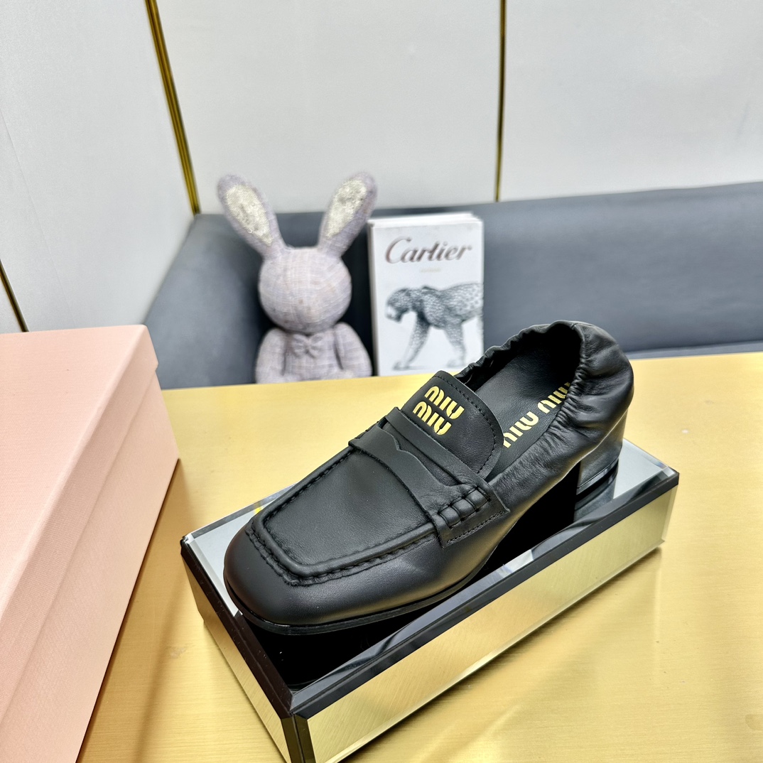 NO:231866,MiuMiu/MuMu 25ss Early Spring Show new style, one-foot lazy shoes, Mary Jane ballet shoes, high heels single shoes, the official spring and summer show new style, fashionable and versatile, salty and sweet, not polished at all, whether worn barefoot or socks, it will reduce age and be super invincible and versatile!  (ZP development) Custom imported cowhide, inner sheepskin, sole counter, heel high flat sole/medium low heel, about 4cm size 35-39 (40 custom made, no return or exchange), ballet shoes, miumiu, mary jane, cowhide, sheepskin, socks19860909MiuMiu/缪缪25ss早春走秀新款一脚蹬懒人鞋玛丽珍芭蕾舞鞋·高跟单鞋 官方春夏走秀新款,时髦百搭·即可咸又可甜·一点也不磨脚·无论光脚穿还是搭配袜子穿都超级减龄 超级无敌百搭！（ZP开发） 鞋面定制进口牛皮 内里羊皮 鞋底专柜大底 跟高平底/中低跟 4cm左右码数35-39（40订做不退换）,芭蕾舞鞋,miumiu,mary jane,cowhide,sheepskin,socks,Women's Shoes