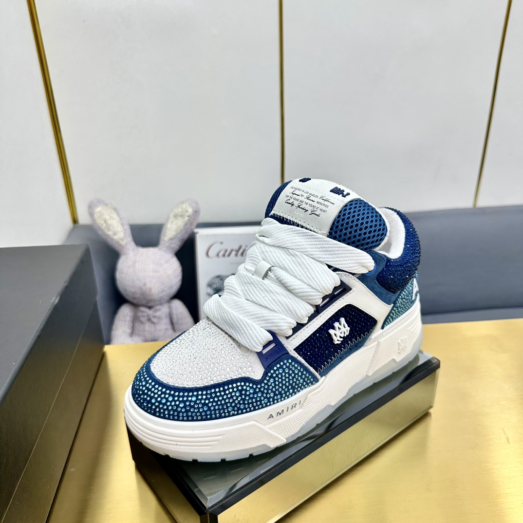 NO:265707,Top version Amiri spring and summer new MA-1 bread shoes couple style casual sneakers board shoes Amiri has abandoned the rock punk style in the new season and used a large number of unsaturated colors and Morandi tones, which will make people feel very physical and mentally happy whether you see or wear them. The big tongue of the bread shoes continues, shortening the length of the shoe body, thickening the midsole, and the toe part is rounder. Amiri's brand letters and MA logo appear on the side of the shoe body Fabric: Original custom imported toe layer cowhide   mesh Inner: Original custom breathable towel inside Outsole: Foam combination TPU material Sole thickness: 4CM size: Women's 35-40 / Men's 39-45, casual shoes/sports shoes, amiri, sneakers, cowhide19860909顶级版本 Amiri埃米尔春夏新款MA-1面包鞋 情侣款 休闲 运动鞋 板鞋 Amiri新一季放弃了摇滚朋克的风格,使用了大量不饱和色系,莫兰迪色调,无论是看到还是穿上,都是会让人非常身心愉悦 面包鞋的大鞋舌延续了下来,缩短了鞋身的长度,加厚了中底,鞋头部分更加圆润. Amiri的品牌字母和 MA标识出现在鞋身侧面 面料: 原版定制进口头层牛皮 网面 内里: 原版定制透气毛巾里 大底: 发泡组合TPU材质 底厚: 4CM size: 女款35-40 / 男款39-45,休闲鞋/运动鞋,amiri,sneakers,cowhide,Women's Shoes