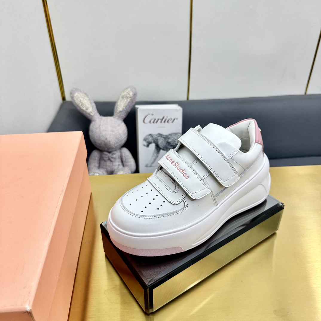 NO:166399,Acne Studios Velcro thick-soled white shoes are popular. The upper is made of original custom imported cowhide inner lining with technology mesh fabric and sheepskin lining breathable and more comfortable original 1:1 hardware smiley buckle makes the shoes more colorful outsole using original foaming and heightening sole ultralight shock-absorbing and anti-slip. A fashionable and versatile design shoe. Major celebrities and internet celebrities bloggers have put on their feet. ♀ Original custom cowhide inner lining sheepskin technology mesh fabric foot pad original injection molding PU foot pad Size35-41 (41 custom made without return), casual shoes/sports shoes, acne studios, dior, sneakers, cowhide, sheepskin19860909网里 Acne Studios魔术贴厚底小白鞋火爆上新 鞋面采用原版定制进口牛皮内里采用科技网布拼羊皮里透气更舒适原版1:1五金笑脸扣饰使鞋子更具色彩大底采用原版发泡增高大底超轻减震防滑一款时尚百搭设计的鞋子各大明星网红博主纷纷上脚♀ 面料原版定制牛皮 内里羊皮科技网布 垫脚原版注塑PU垫脚 Size35-41(41订做不退换),休闲鞋/运动鞋,acne studios,dior,sneakers,cowhide,sheepskin,Women's Shoes