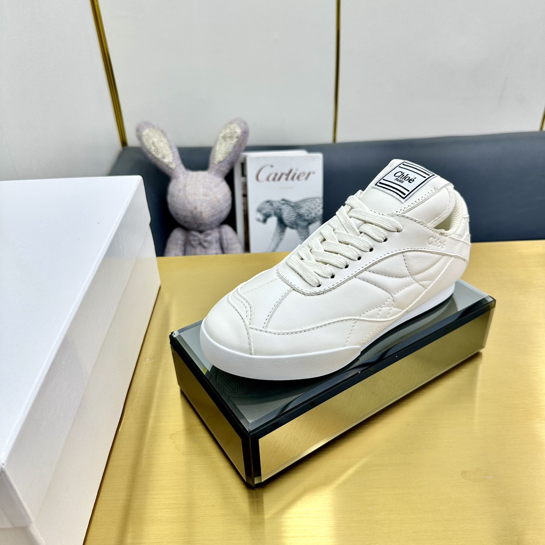 NO:222115,Full leather | 4 Chloe's new Velcro casual sports boots. Get a cool trendy boot with a very impressive appearance this season. The counter is purchased for 7,800!  Exclusive mold opening customization on the entire network, after one month of adjustment and restoration of the genuine grade, counter inspection level, the original upper is one-to-one cowhide, crystal sheepskin footbed inside, one-to-one model anti-slip double-layer thick anti-slip wear-resistant large sole!  Put on the ** artifact!  Size35-39 (40 41 customized) Full set of counter synchronous gift box packaging!  , casual shoes/sports shoes, boots, sneakers, cowhide, sheepskin19860909全皮 | 4 克洛伊新款弹魔术贴休闲运动短靴 入手一款本季颜值爆表的酷潮靴, 专柜以7800购入！全网独家开模定制,历经1个月调整还原正品级,专柜验货级别 鞋面原版一比一定制牛皮,内里水晶羊皮垫脚,一比一楷模防滑双层加厚防滑耐磨大底！穿上**神器！ Size35-39( 40 41 定做) 全套专柜同步礼盒包装！,休闲鞋/运动鞋,boots,sneakers,cowhide,sheepskin,Women's Shoes