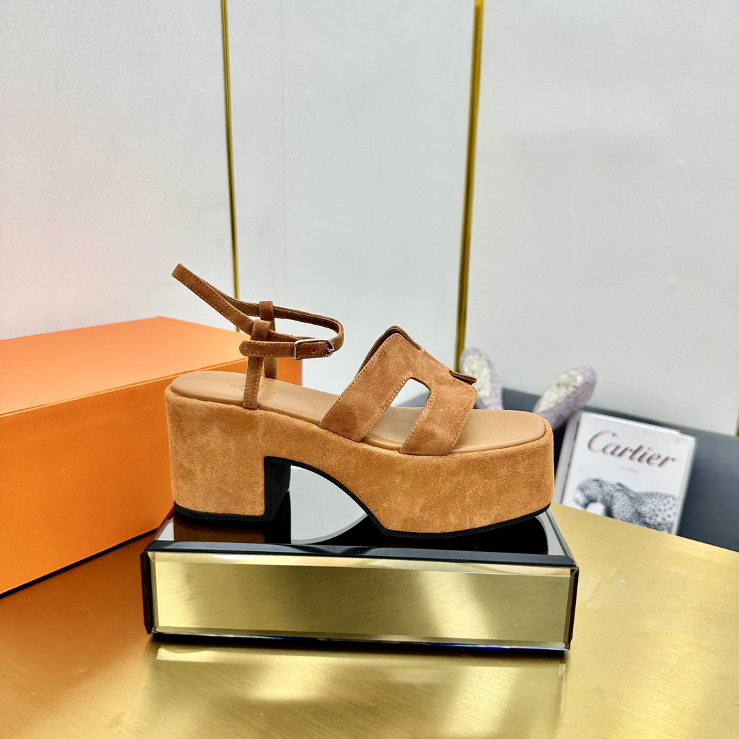 NO:245775,Hermes/Hermes classic H thick-soled sandals are still timeless and classic H-shaped, extremely retro design, strong exotic style, thick soles are really yyds in terms of lengthening legs, versatile and comfortable, and you will instantly become longer legs!  The fabric is imported calfskin, the inner foot pads are all lambskin, imported cowhide, Italian cowhide, outsole, Size35-39 (customized by 40/41/42), sandals, hermes, hermes, sandals, cowhide, sheepskin19860909Hermes/爱马仕经典H厚底凉鞋 依旧是永恒经典的H造型 极约复古的设计 浓厚的异域风情 厚底在拉长腿方面真的yyds 百搭舒适 上脚秒变大长腿！ 面料采用进口小牛皮 内里垫脚均为小羊皮 意大利进口牛皮大底 Size35-39(40/41/42定制）,凉鞋,hermes,hermes,sandals,cowhide,sheepskin,Women's Shoes