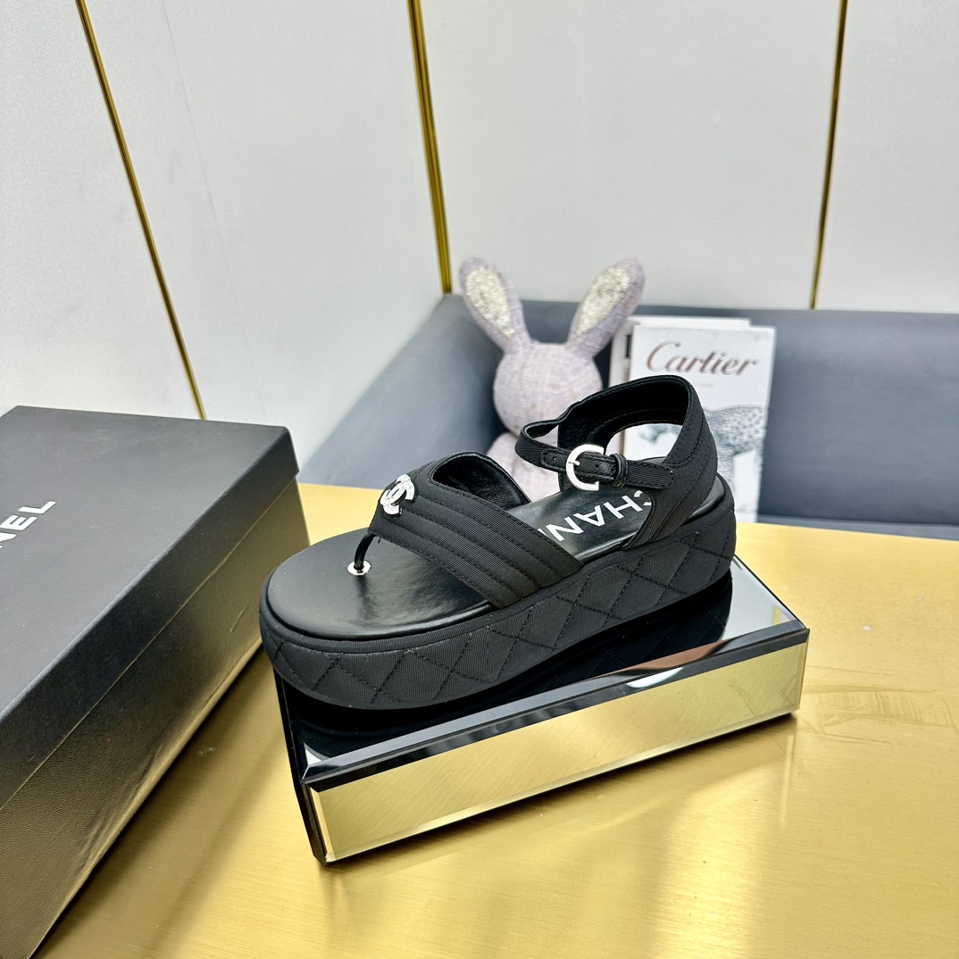 NO:166416,Chanel 25s Xiaoxiang Spring and Summer New Hot Thick-soled Casual Sandals Very popular, a very hard to buy shoe with the most popular thick-soled sandals on the Internet. You can imagine that Xiaoxiangkong cannot miss it. It is a coexistence of appearance and comfort. Simple and versatile thick-soled ** Super versatile Size: 35-39 Other sizes customized, sandals, chanel, sandals19860909Chanel 25s小香春夏新款火爆厚底休闲凉鞋 非常火爆 非常难买的一款鞋全网最火的厚底凉鞋 可想而知小香控不可错过的 颜值与舒适并存的 简约百搭厚底**超级百搭 Size:35-39 其它码数定做,凉鞋,chanel,sandals,Women's Shoes