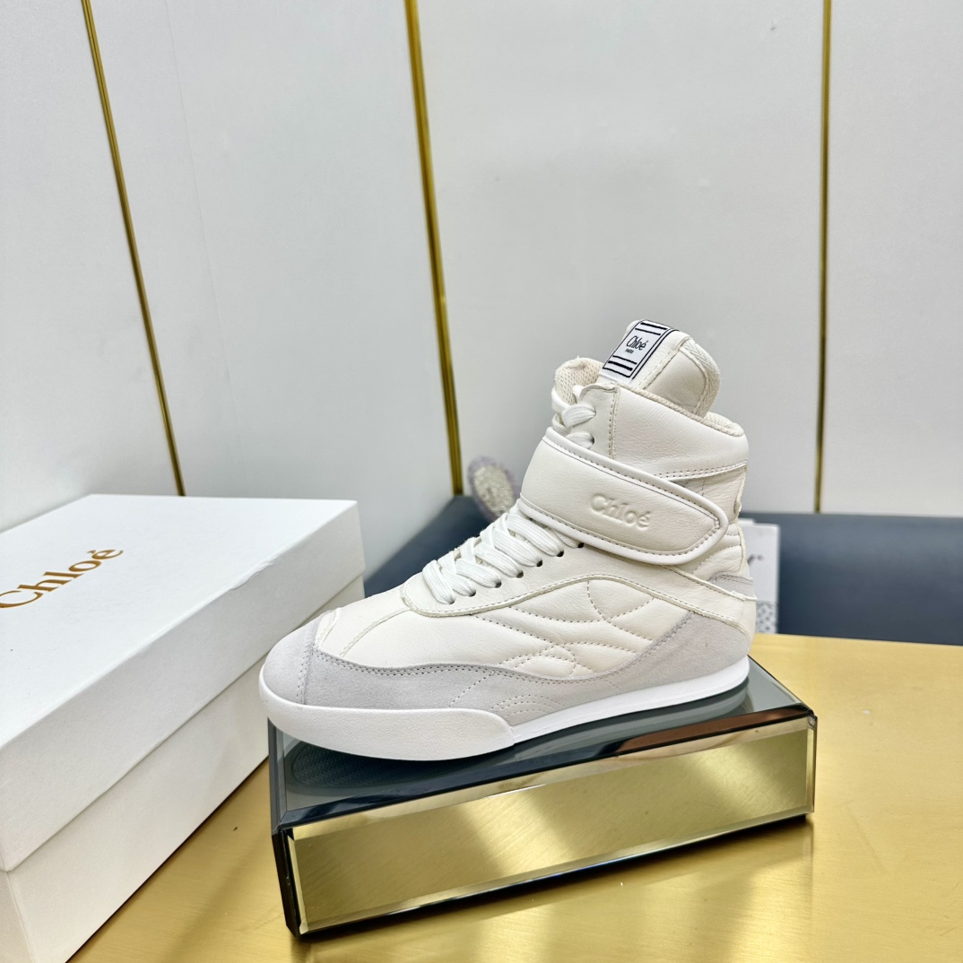 NO:234865,| 25 Chloe's new Velcro casual sports boots. Get a cool trendy boot with a very impressive appearance this season. The counter is purchased for 7,800!  Exclusive mold opening customization on the entire network, after one month of adjustment and restoration of the genuine grade, counter inspection level, the original upper is one-to-one cowhide, crystal sheepskin footbed inside, one-to-one model anti-slip double-layer thick anti-slip wear-resistant large sole!  Wear a height-enhancing artifact!  Size35-30 (41 customized) Full set of counter synchronous gift box packaging!  , casual shoes/sports shoes, boots, sneakers, cowhide, sheepskin19860909| 25 克洛伊新款弹魔术贴休闲运动短靴 入手一款本季颜值爆表的酷潮靴, 专柜以7800购入！全网独家开模定制,历经1个月调整还原正品级,专柜验货级别 鞋面原版一比一定制牛皮,内里水晶羊皮垫脚,一比一楷模防滑双层加厚防滑耐磨大底！穿上增高神器！ Size35-30（ 41 定做) 全套专柜同步礼盒包装！,休闲鞋/运动鞋,boots,sneakers,cowhide,sheepskin,Women's Shoes