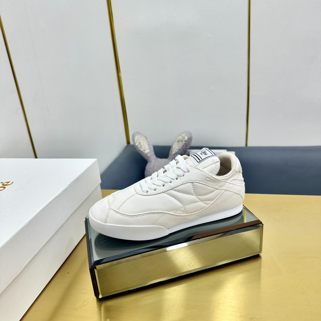 NO:222101,| 25 Chloe's new Velcro casual sports boots. Get a cool trendy boot with a very impressive appearance this season. The counter is purchased for 7,800!  Exclusive mold opening customization on the entire network, after one month of adjustment and restoration of the genuine grade, counter inspection level, the original upper is one-to-one cowhide, crystal sheepskin footbed inside, one-to-one model anti-slip double-layer thick anti-slip wear-resistant large sole!  Wear a height-enhancing artifact!  Size35-30 (41 customized) Full set of counter synchronous gift box packaging!  , casual shoes/sports shoes, boots, sneakers, cowhide, sheepskin19860909| 25 克洛伊新款弹魔术贴休闲运动短靴 入手一款本季颜值爆表的酷潮靴, 专柜以7800购入！全网独家开模定制,历经1个月调整还原正品级,专柜验货级别 鞋面原版一比一定制牛皮,内里水晶羊皮垫脚,一比一楷模防滑双层加厚防滑耐磨大底！穿上增高神器！ Size35-30（ 41 定做) 全套专柜同步礼盒包装！,休闲鞋/运动鞋,boots,sneakers,cowhide,sheepskin,Women's Shoes