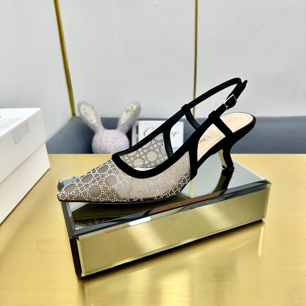 NO:381932,Dior 2025 Spring and Summer Show new bling...bling...Crystal Shoes Capture One-Strip High Heel Muller Women's Shoes Celebrity Rhinestone Square-toe Vine plaid pattern cat heel slippers Top high-end version on the market Exclusively available Material: Original custom mesh inlaid with Australian rhinestones + water-dyed sheepskin footbed + original mold opening hardware buckle + Italian leather outsole Heel height: 6.5CM/9.5CM size33-44 (33.34.40.41.42.43.44 Customized non-return and exchange), high heels, dior, dior, sandals, high heels, slippers, sheepskin, Leather soles19860909Dior 迪奥 2025春夏走秀新款bling...bling...水晶鞋 Capture一字带高跟穆勒女鞋 明星同款水钻方头藤格纹图案猫跟拖鞋 市面顶级高端版本 独家发售 材质:原版定制网面镶烫澳洲水钻+水染羊皮垫脚+原版开模五金扣+意大利真皮大底 跟高:6.5CM/9.5CM size33-44(33.34.40.41.42.43.44定做不退换),高跟鞋凉鞋,dior,dior,sandals,high heels,slippers,sheepskin,Leather soles,Women's Shoes