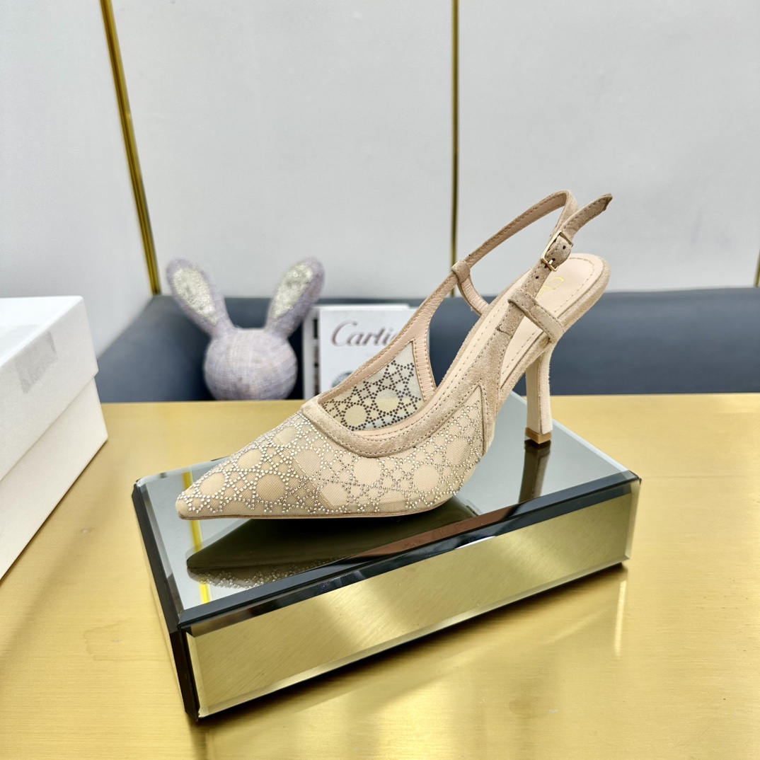 NO:222134,Dior 2025 spring and summer show new bling...bling...Crystal shoes Capture one-strip high-heeled Muller women's shoes Celebrity same rhinestone square-toe rattan pattern cat heel slippers Top high-end version on the market Exclusive sale Material: Original custom mesh inlaid with Australian rhinestones   water dyed sheepskin footbed   original mold opening hardware buckle   Italian leather outsole Heel height: 6.5CM/9.5CM size33-44 (33.34.40.41.42.43.44 custom-made non-return and exchange), sandals, dior, dior, sandals, slippers, sheepskin, Leather soles19860909Dior 迪奥 2025春夏走秀新款bling...bling...水晶鞋 Capture一字带高跟穆勒女鞋 明星同款水钻方头藤格纹图案猫跟拖鞋 市面顶级高端版本 独家发售 材质:原版定制网面镶烫澳洲水钻 水染羊皮垫脚 原版开模五金扣 意大利真皮大底 跟高:6.5CM/9.5CM size33-44(33.34.40.41.42.43.44定做不退换),凉鞋,dior,dior,sandals,slippers,sheepskin,Leather soles,Women's Shoes