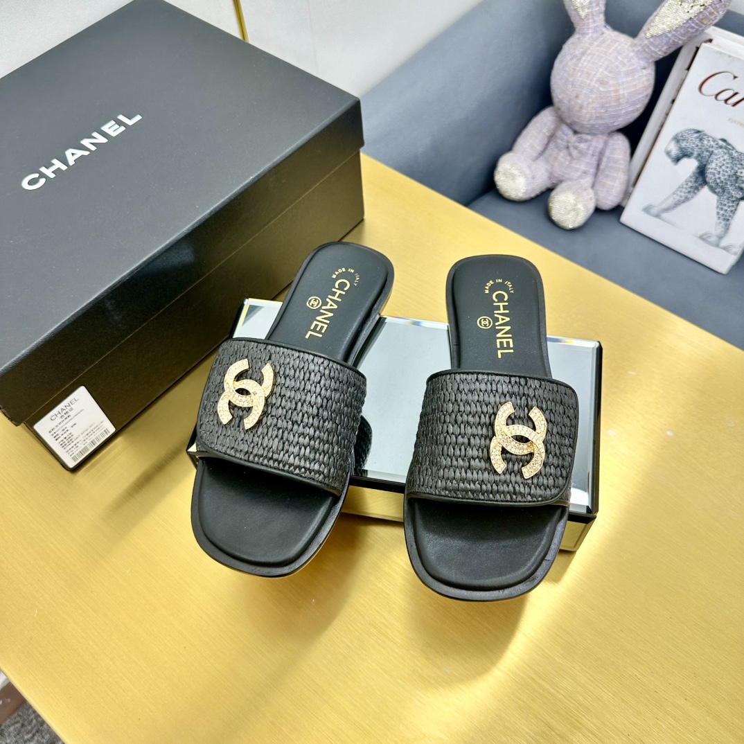 NO:166411,Xiaoxiang official website synchronized the higher version CHANEL 2025 latest model, original one-to-one development, must-have hot products for Xiangjia in spring and summer, goddess series, with the elegant and famous temperament of Xiangjia, super durable, irresistible, irresistible upper Chanel custom material imported sheepskin (the original version is consistent) Italian imported leather sole Standard code 35-41 40 41 customized non-return and exchange), slippers, chanel, chanel, chanel, slippers, sheepskin, Leather soles19860909小香官网同步高版本 CHANEL 2025最新款,原版一比一开发 春夏季香家必备爆款,女神系列,拥有香家特色优雅名媛气质,超级耐看,让人无法抗拒 鞋面香奈儿定制材料 内里脚进口羊皮（原版一致） 意大利进口真皮大底 标准码 35-41 40 41定做不退换）,拖鞋,chanel,chanel,chanel,slippers,sheepskin,Leather soles,Women's Shoes