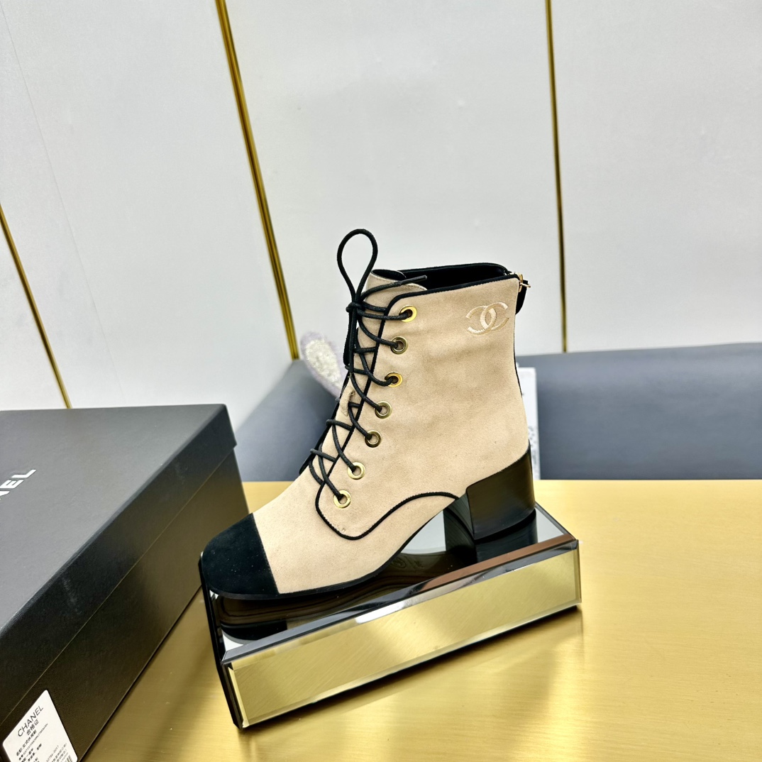 NO:234896,Top version purchasing level Chanel Chanel Xiaoxiang Wannian classic spliced ​​thick heel boots interpret the elegant and textured style, low-key but not simple, temperament and noble, the splicing collision with the simple toe of different materials inadvertently revealed elegance and exquisiteness, the foot is like walking on flat ground, and no tiring at all Material introduction: Italian small sheepskin/sheel velvet inner leather Outsole Italian leather outsole Heel height 5cm Size 35-40 (40 custom made), boots, chanel, chanel, boots, sheepskin, Leather soles19860909顶版代购级别 Chanel 香奈儿 小香万年经典拼接粗跟靴 诠释优雅小香风超级有质感的款式,低调而不简单,气质并且贵气,和鞋头简单的不同材质拼接碰撞不经意流露出的优雅精致,上脚如履平地 一点不累脚 材质介绍 鞋面意大利小绵羊皮/羊反绒 内里真皮 大底意大利真皮大底 跟高5cm 码数35-40码（40定做）,靴子,chanel,chanel,boots,sheepskin,Leather soles,Women's Shoes