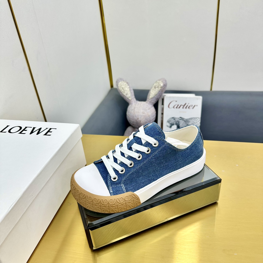 NO:259079,LOEWE embroidered large sail cover shoe biscuit shoes recently. The big hot shoe is a very popular shoe, with a thorn-embroidered logo design, super cute. A must-have for fashion essence that cannot be mistaken for. There is no complicated decoration. The vintage feels very good. Pure and minimalist. It is neat and poetic. Super versatile and easy to install... Fabric imported high-density canvas, imported canvas, footbed cowhide, original custom molded sole, packaging, full set of packaging, size 35-41 (standard code) 40.41 custom-made, no return, casual shoes/sports shoes, loewe, loewe, sneakers, cowhide19860909LOEWE罗意威刺绣大翻帆盖布鞋饼干鞋最近大的热一款鞋,翻刺舌绣logo设计,超可级爱 时髦精绝对不能过错的必入款,没任有何繁杂装饰,质极感好的vintage感,纯粹和极简得做利落又诗意 超级百搭易不装款…… 面料进口高密度帆布 内里进口帆布 垫脚牛皮 大底原版开定模制大底 包装原版全套包装 码数35-41（标准码）40.41定制不退换,休闲鞋/运动鞋,loewe,loewe,sneakers,cowhide,Women's Shoes