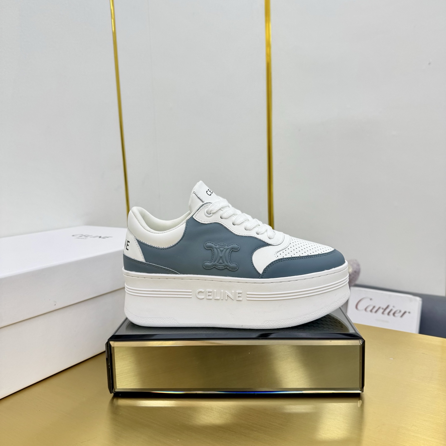 NO:232811,CELlN*Celin 2025 vs Paris Fashion Launch Conference latest hot casual series... [Breathable color-blocking casual shoes] Fashion trendy casual women's trendy counter genuine 1-1 early autumn Korean trend version!  The counter recommends a top-quality good thing to make, the details are perfect, and the counter quality is!  Contrast color positioning splicing design!  Fashionable and casual personality!  Take a grand goddess style!  Simple line design, three-dimensional cutting plant, super invincible and stylish, no matter how you match it, the super popular elements and colors are youthful and beautiful, relaxed and comfortable in the crowd to absorb the sun and enjoy the eyes, casual, comfortable, fashionable and versatile, high-quality casual suit without age... Fabric: original customized cowhide punching process Inner: high-density breathable mesh material foot pad: original injection molding pad Outsole: original mold opening TPU molding sole Packaging: original full package 35-40 (40 women will not return or exchange), casual shoes/sports shoes, celine, sneakers, cowhide19860909CELlN*赛琳2025vs巴黎时装发布会最新爆款休闲系列……【透气拼色休闲鞋】 时尚潮流休闲情女潮流款专柜正品1-1早秋韩潮流版！专柜推荐一个顶级好东西做工,细节都堪称完美,专柜品质！撞色定位拼接设计！时尚休闲个性！上脚大气女神范！简约线条设计,立体剪栽,超级无敌有范儿,怎么搭配都好看,超级流行的元素和颜色整套穿着青春靓丽,轻松自在的在人群中吸晴养眼穿着效果,休闲舒适又时尚百搭,没有年龄感的高品质休闲套装…… 面料:原版定制牛皮冲孔工艺 内里:高密度透气网料 垫脚:原版注塑成型垫 大底:原版开模TPU成型底 包装:原版全套包装 35-40（40女不退换）,休闲鞋/运动鞋,celine,sneakers,cowhide,Women's Shoes