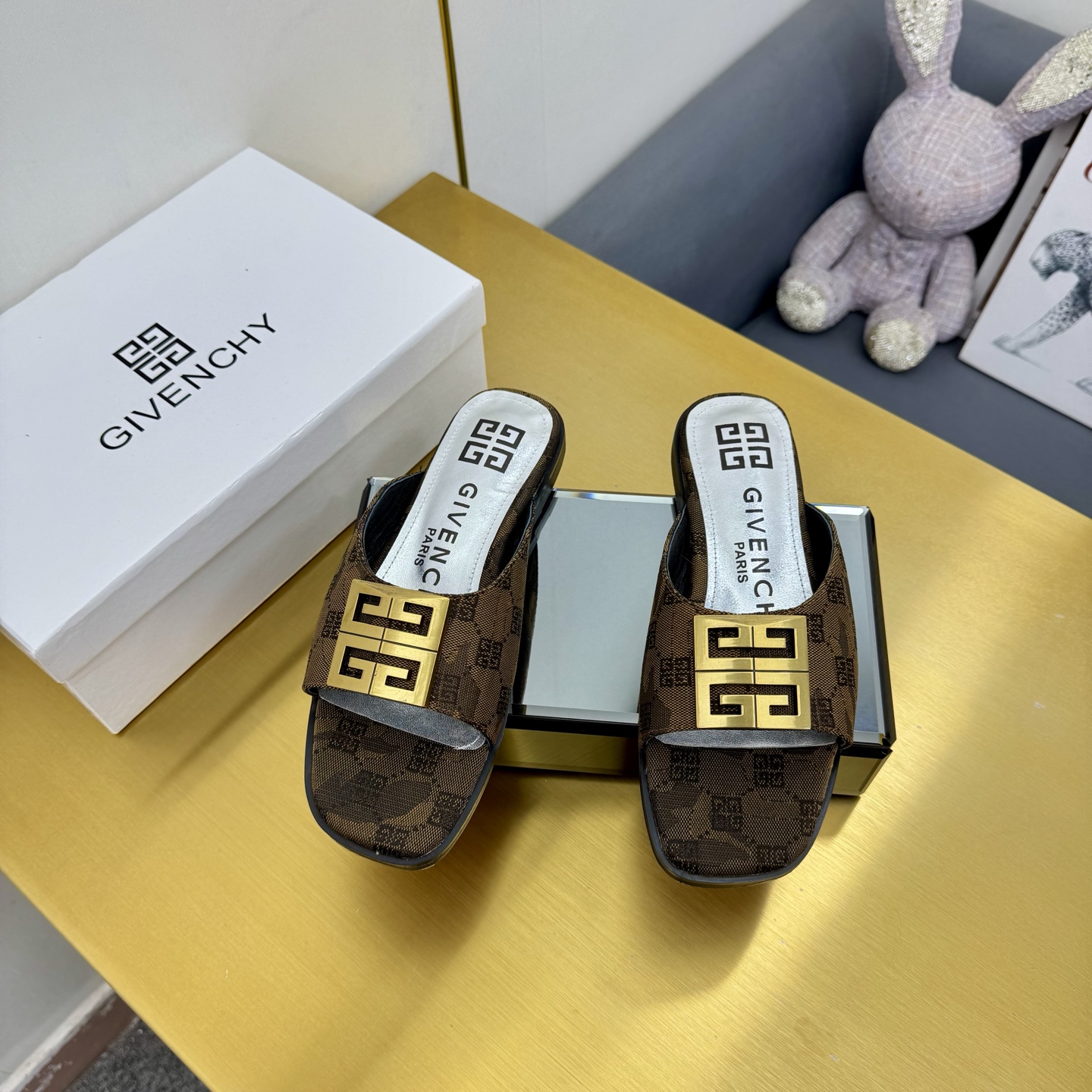 “New Givenchy/Zithian Toe Slippers 2025: Metal Gadgets, Atmosphere Sensing, Original Packaging – Size 35-40 Yards” - 图片 4