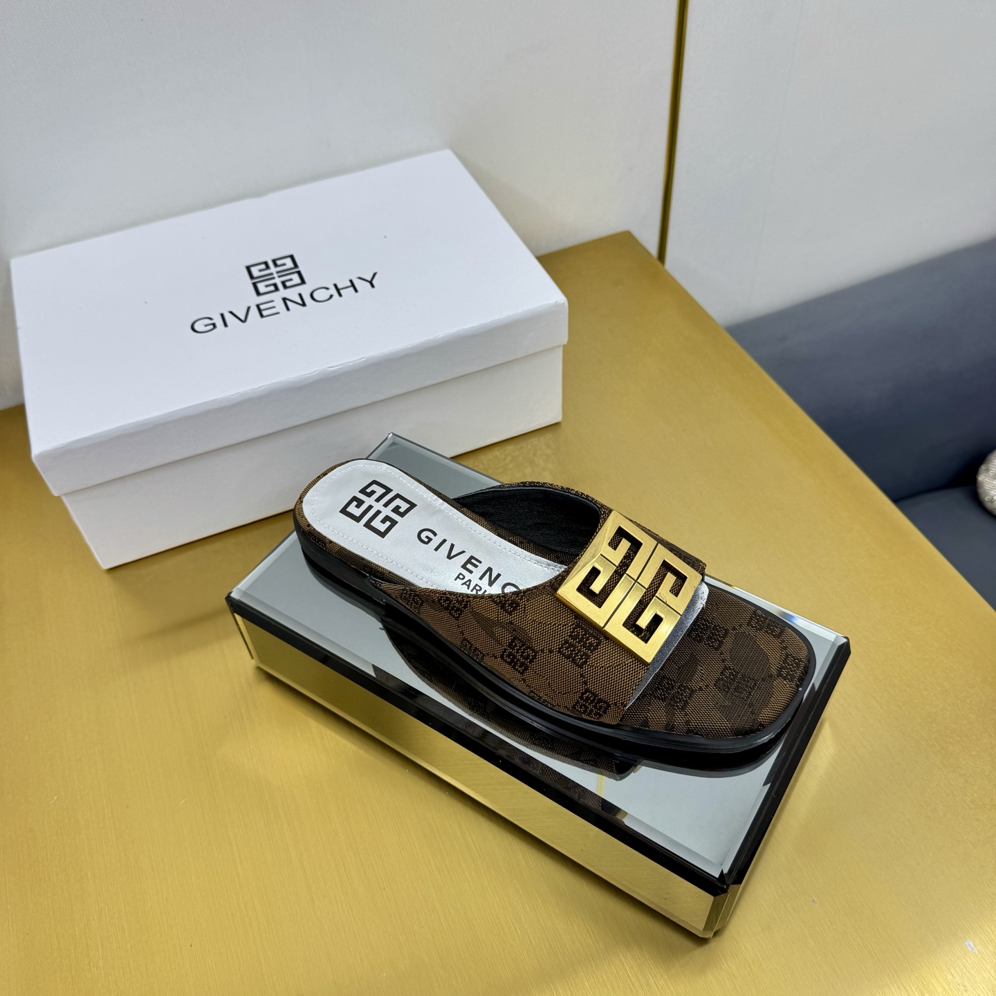 “New Givenchy/Zithian Toe Slippers 2025: Metal Gadgets, Atmosphere Sensing, Original Packaging – Size 35-40 Yards” - 图片 2