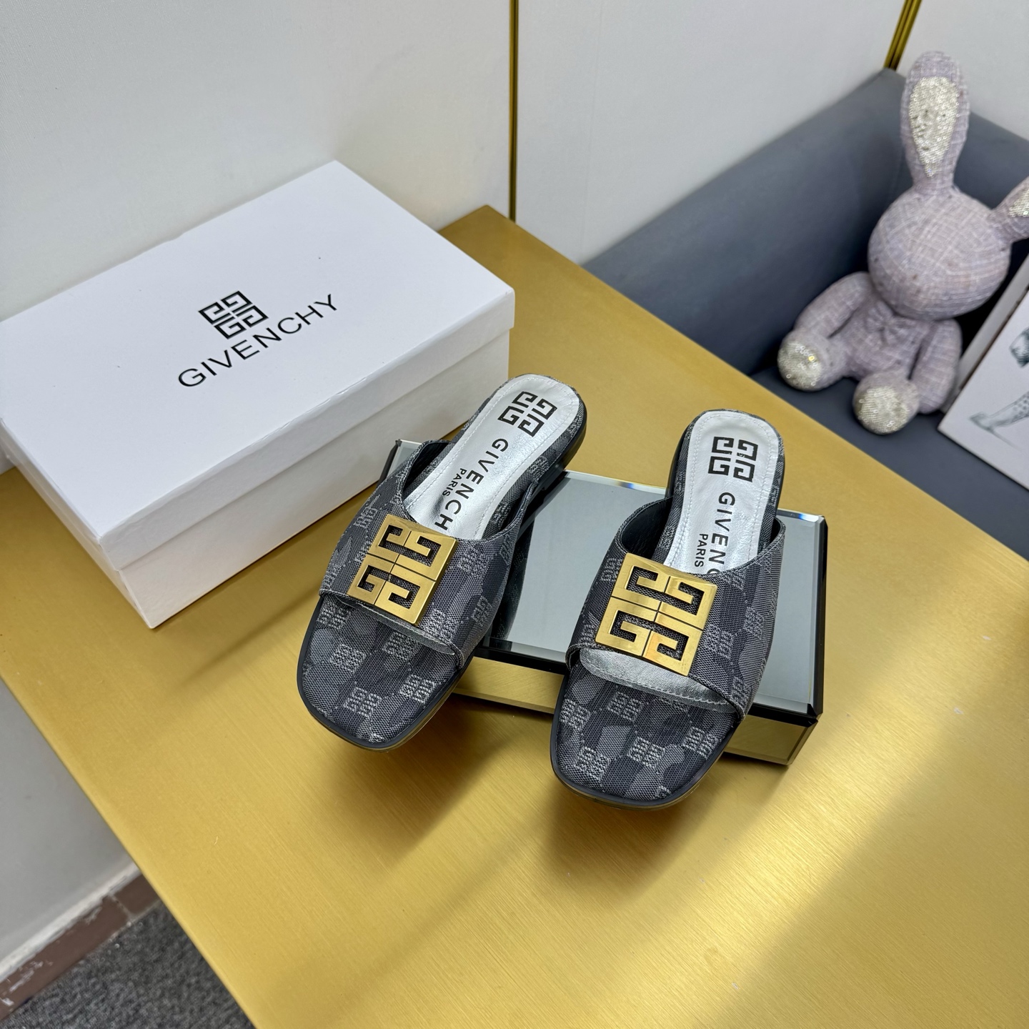 Givenchy/Zithian Toe Slippers 2025: 408-Year-Old Original with Branded Metal Gadgets - 图片 3