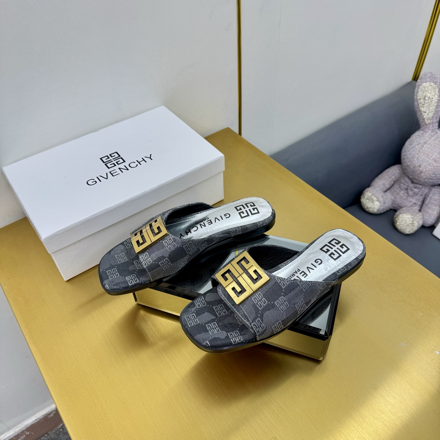 Givenchy/Zithian Toe Slippers 2025: 408-Year-Old Original with Branded Metal Gadgets - 图片 5
