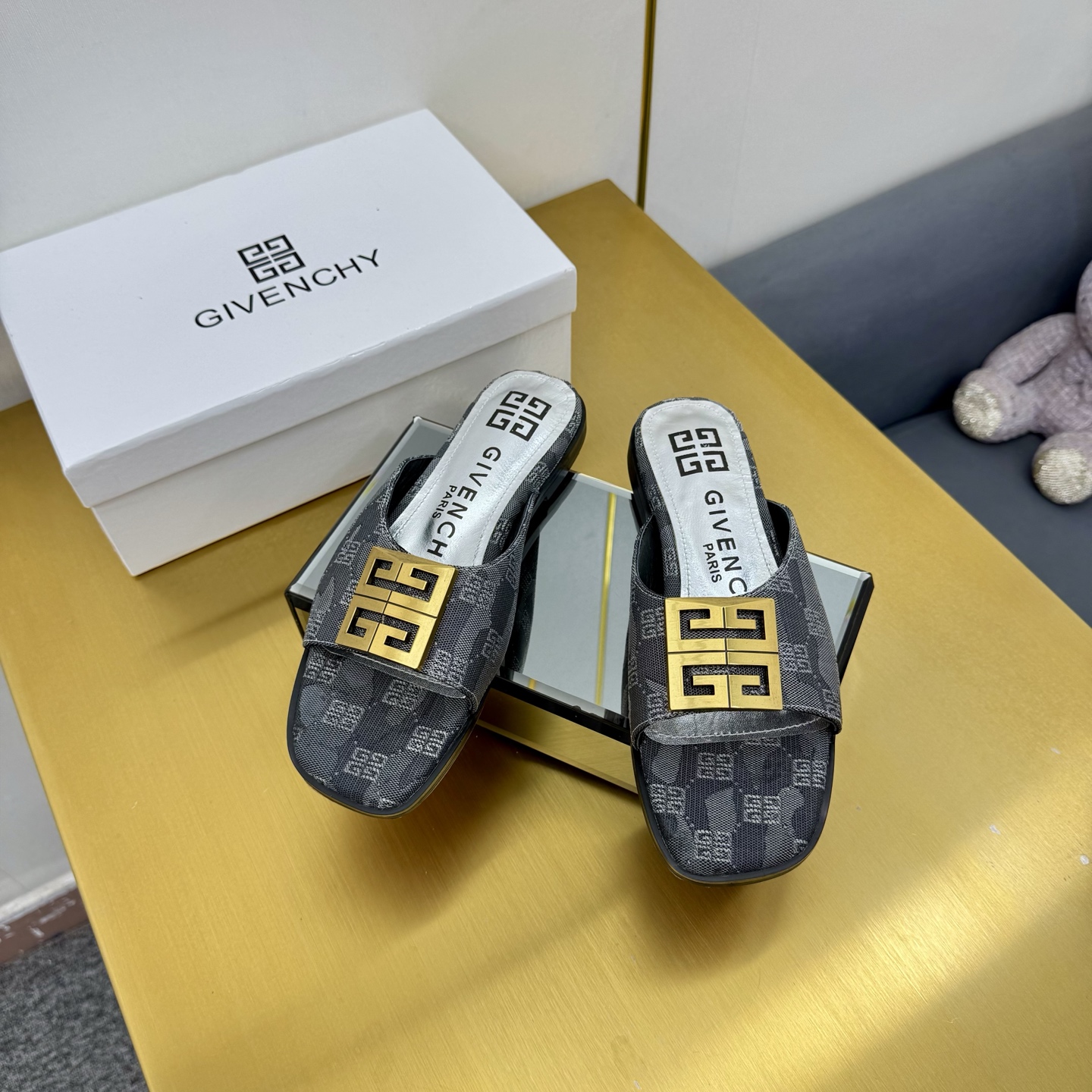 Givenchy/Zithian Toe Slippers 2025: 408-Year-Old Original with Branded Metal Gadgets - 图片 4