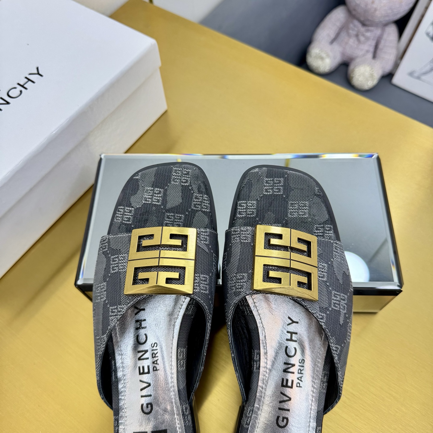 Givenchy/Zithian Toe Slippers 2025: 408-Year-Old Original with Branded Metal Gadgets - 图片 7