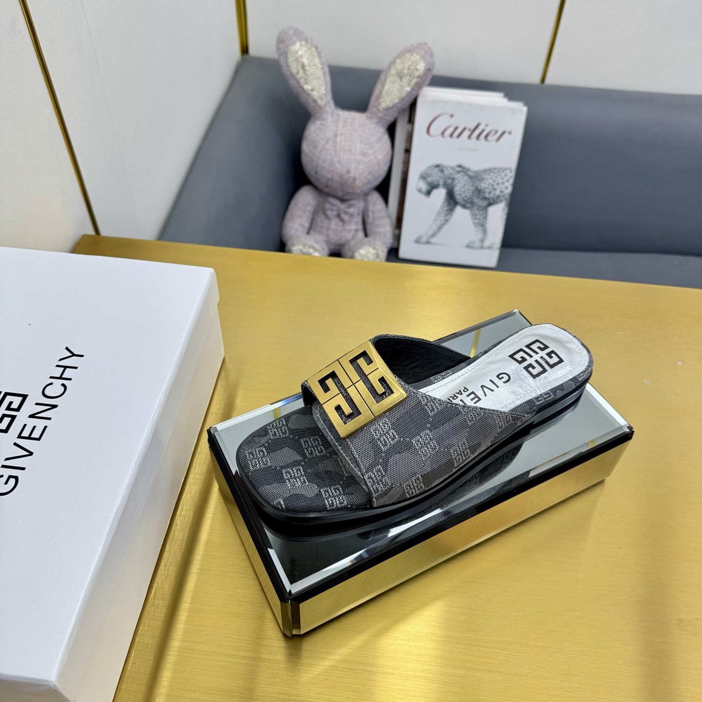 Givenchy/Zithian Toe Slippers 2025: 408-Year-Old Original with Branded Metal Gadgets - 图片 1