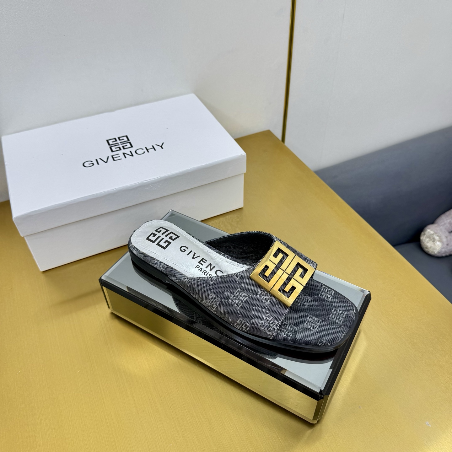 Givenchy/Zithian Toe Slippers 2025: 408-Year-Old Original with Branded Metal Gadgets - 图片 2