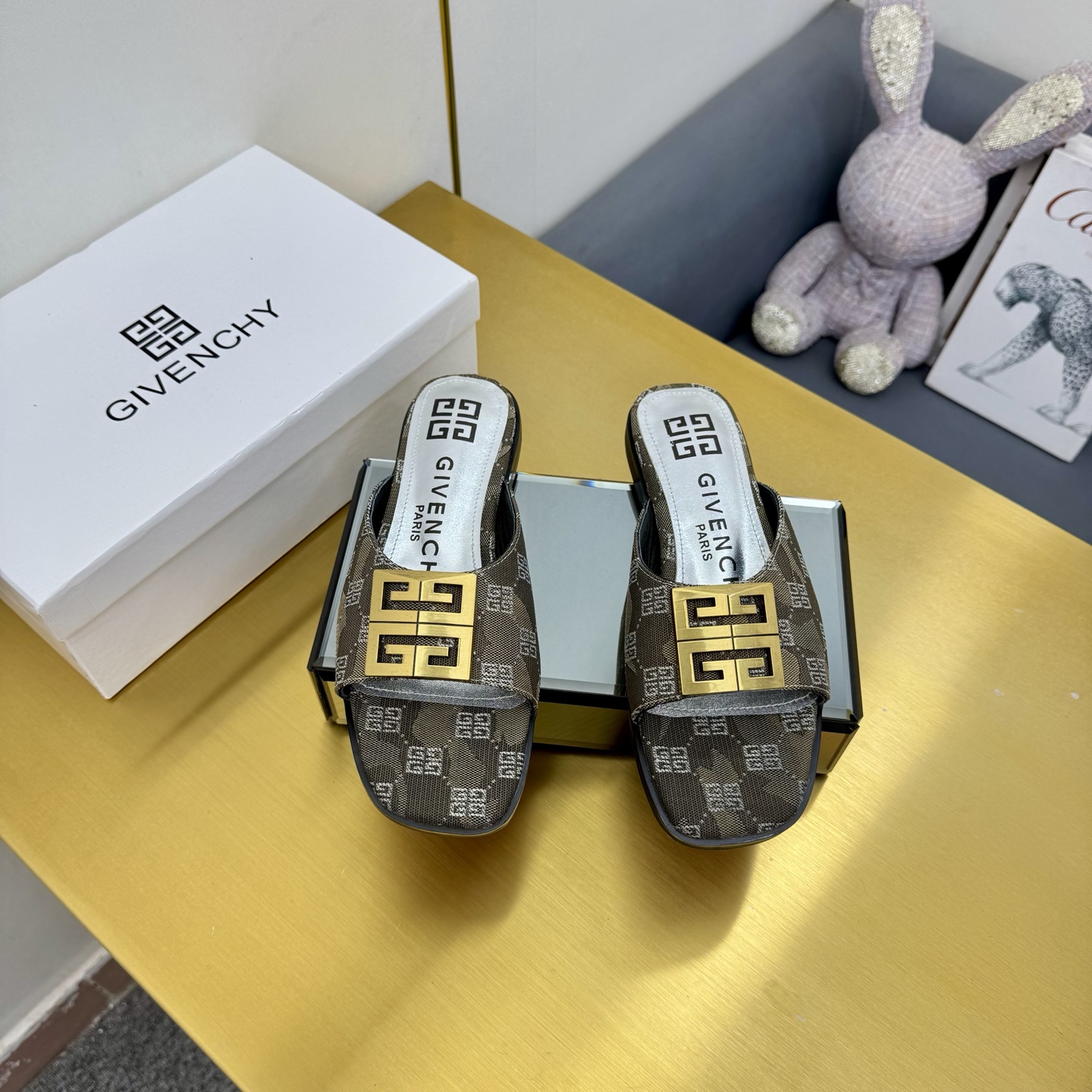 “New Givenchy/Zithian Toe Slippers: 2025 Spring & Summer Collection with Metal Gadgets and Senses” - 图片 3