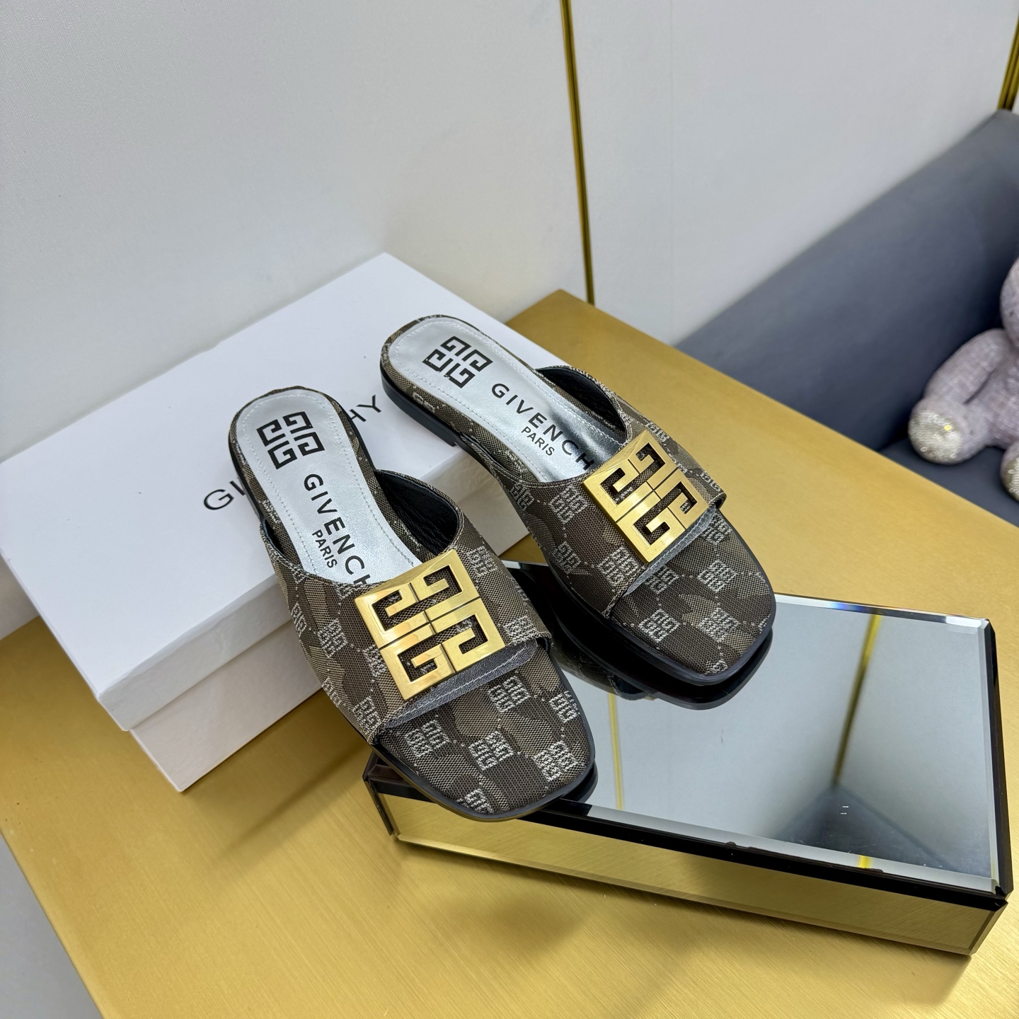 “New Givenchy/Zithian Toe Slippers: 2025 Spring & Summer Collection with Metal Gadgets and Senses” - 图片 8