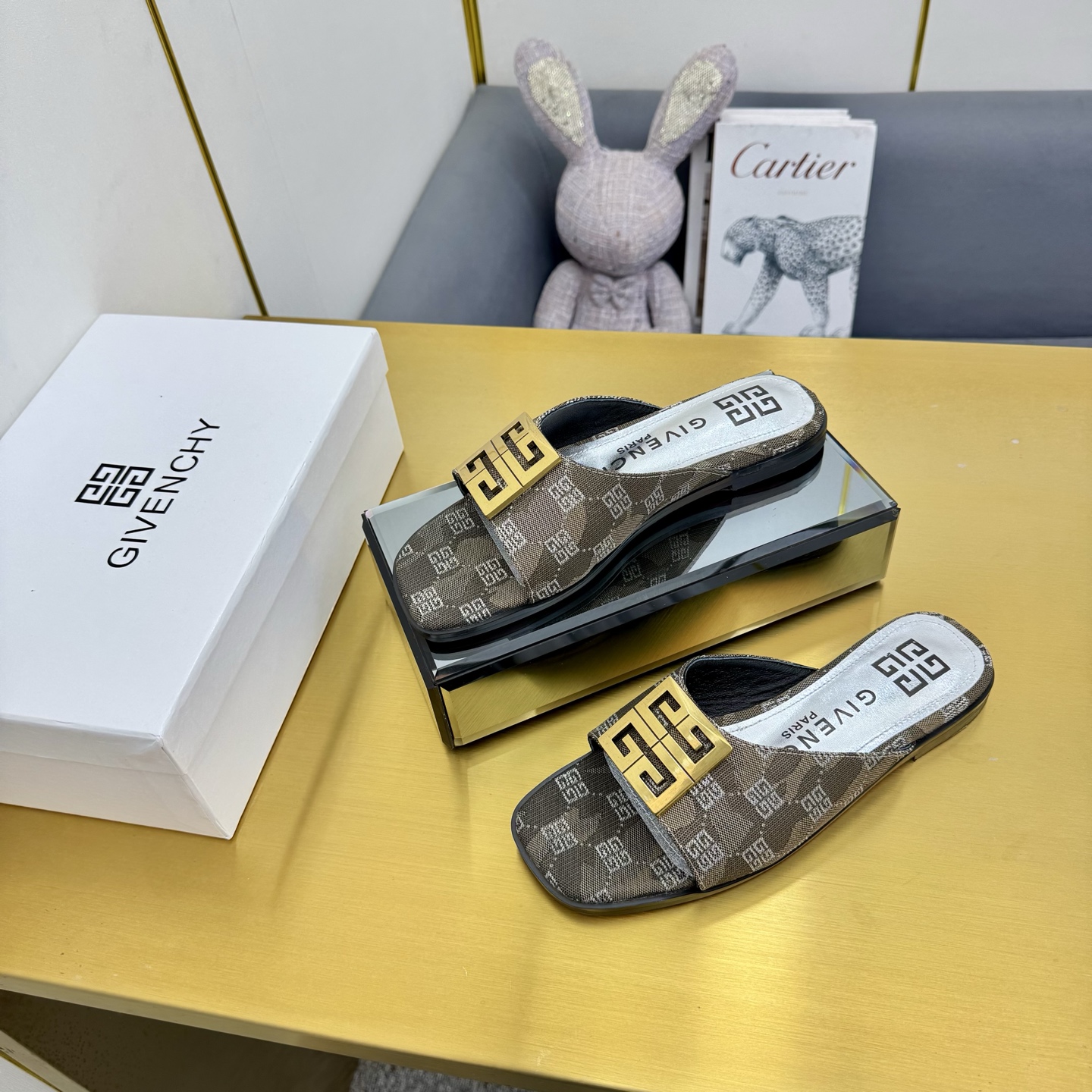 “New Givenchy/Zithian Toe Slippers: 2025 Spring & Summer Collection with Metal Gadgets and Senses” - 图片 5