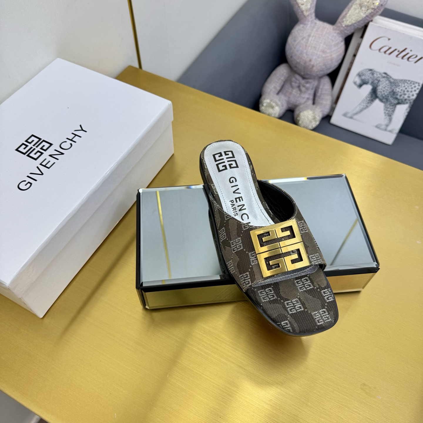 “New Givenchy/Zithian Toe Slippers: 2025 Spring & Summer Collection with Metal Gadgets and Senses” - 图片 2