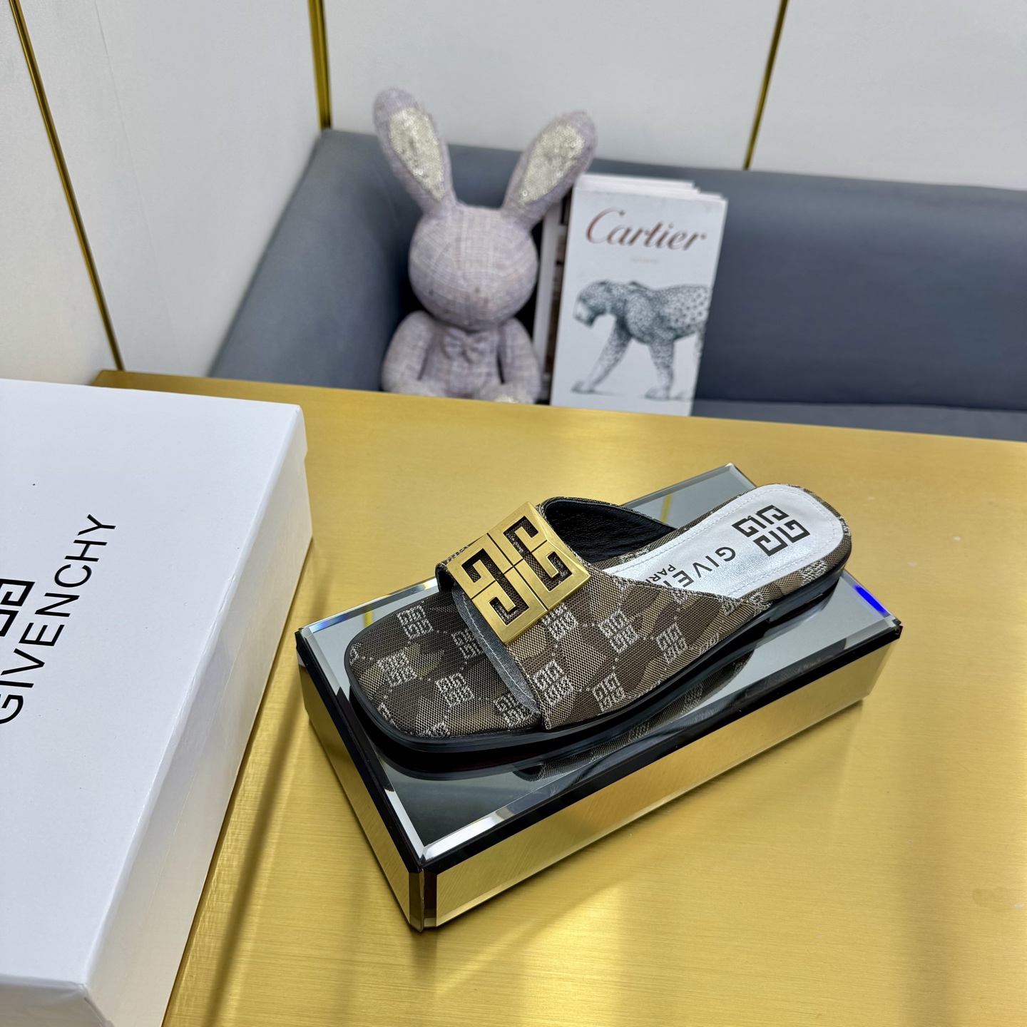 “New Givenchy/Zithian Toe Slippers: 2025 Spring & Summer Collection with Metal Gadgets and Senses” - 图片 1