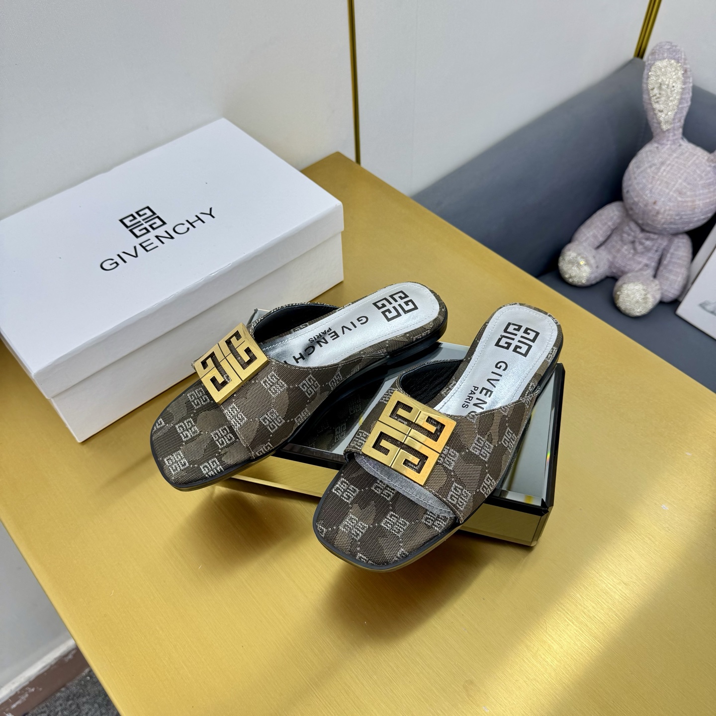 “New Givenchy/Zithian Toe Slippers: 2025 Spring & Summer Collection with Metal Gadgets and Senses” - 图片 4