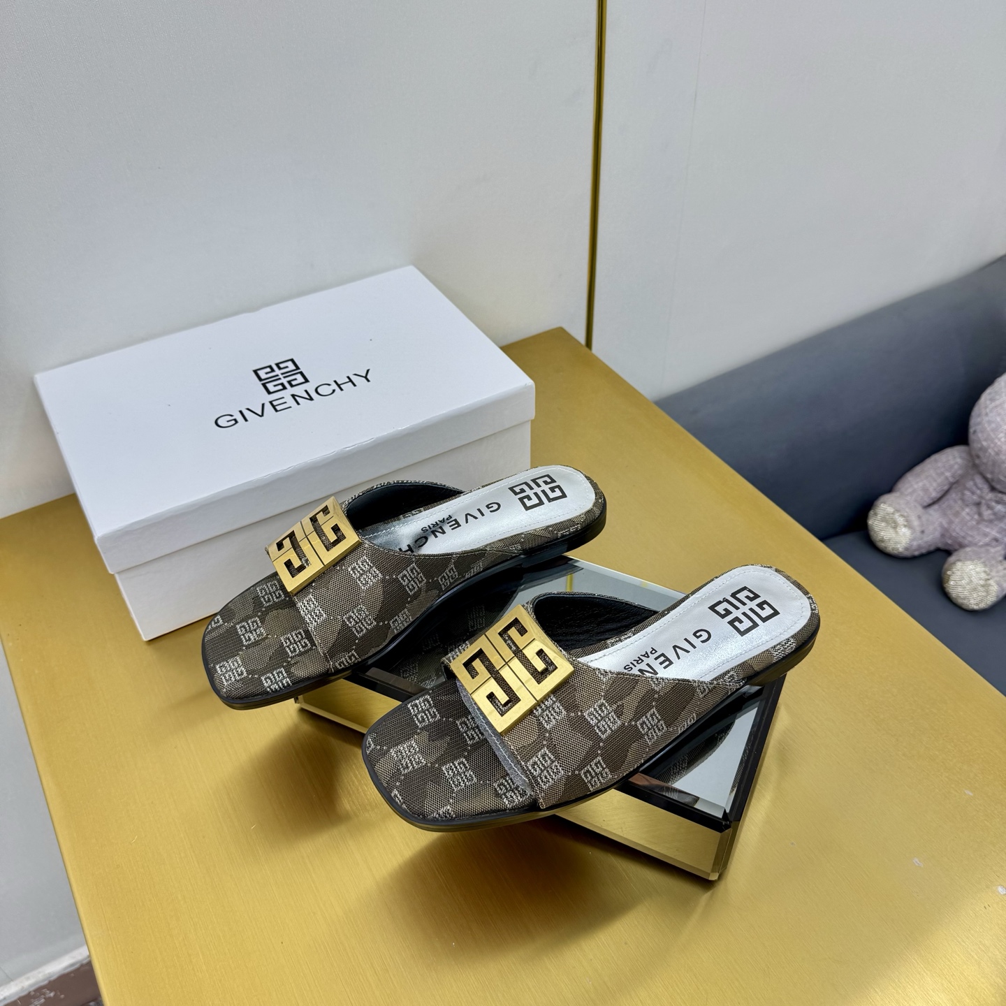 “New Givenchy/Zithian Toe Slippers: 2025 Spring & Summer Collection with Metal Gadgets and Senses” - 图片 6