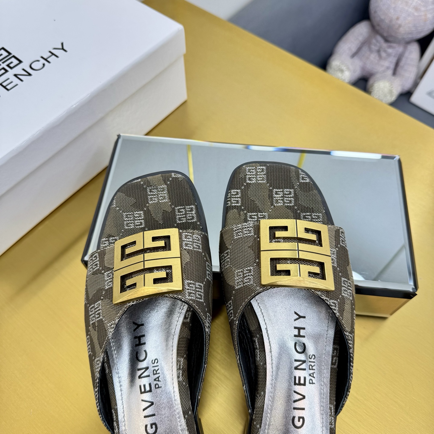 “New Givenchy/Zithian Toe Slippers: 2025 Spring & Summer Collection with Metal Gadgets and Senses” - 图片 7