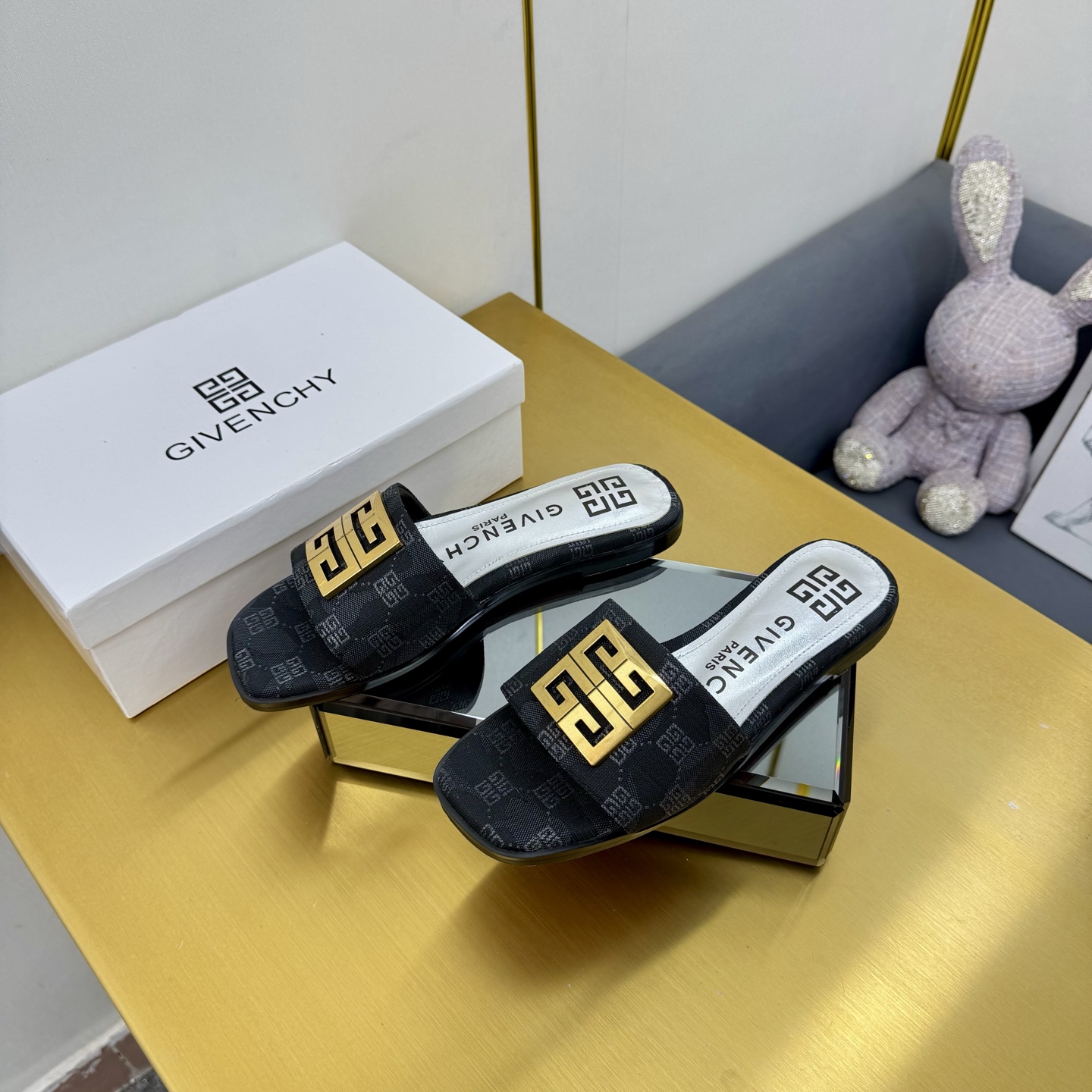 Title: Givenchy/Zithian Toe Slippers 2025 Collection with Metal Gadgets and Senses, Sizes 35-40, Original Packaging Summary: The 408-year-old Givenchy - 图片 7