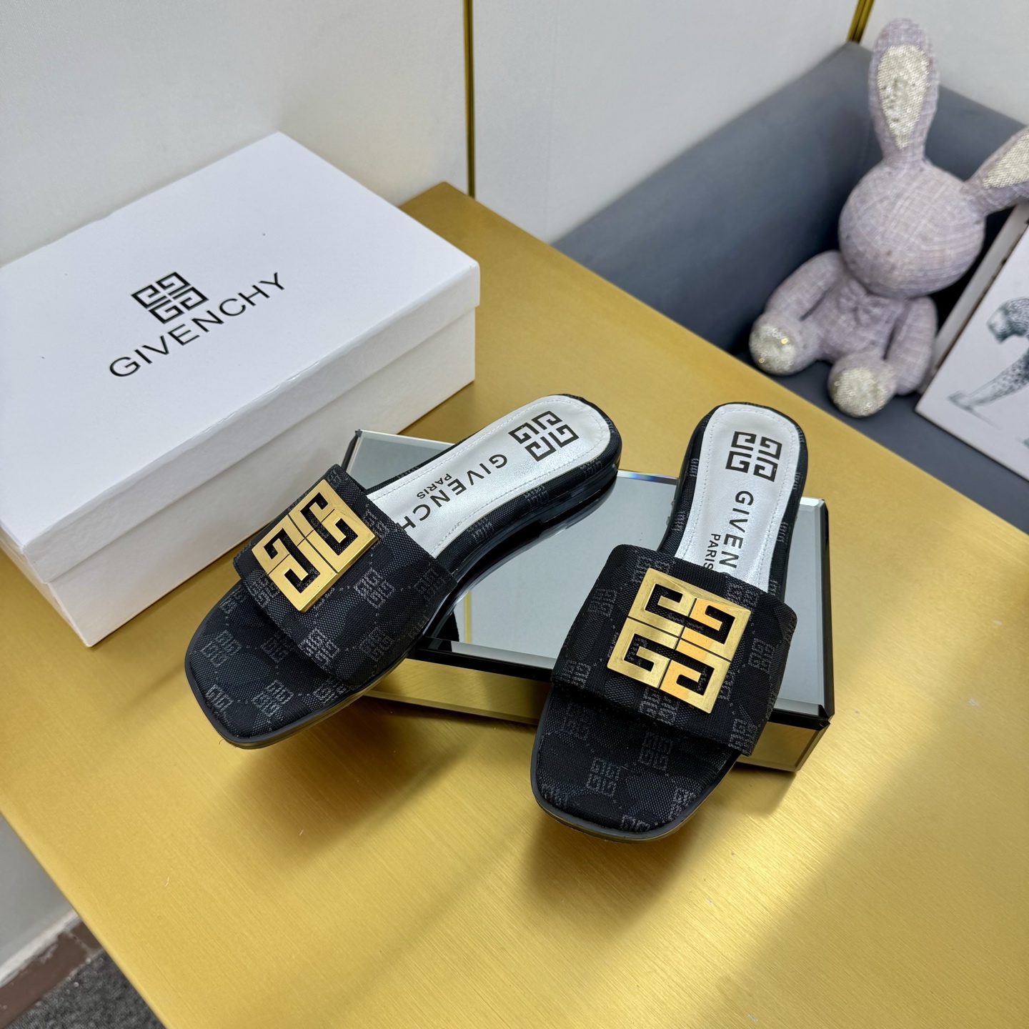 Title: Givenchy/Zithian Toe Slippers 2025 Collection with Metal Gadgets and Senses, Sizes 35-40, Original Packaging Summary: The 408-year-old Givenchy - 图片 5