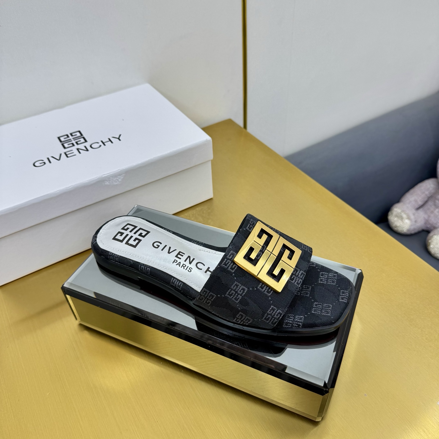 Title: Givenchy/Zithian Toe Slippers 2025 Collection with Metal Gadgets and Senses, Sizes 35-40, Original Packaging Summary: The 408-year-old Givenchy - 图片 2