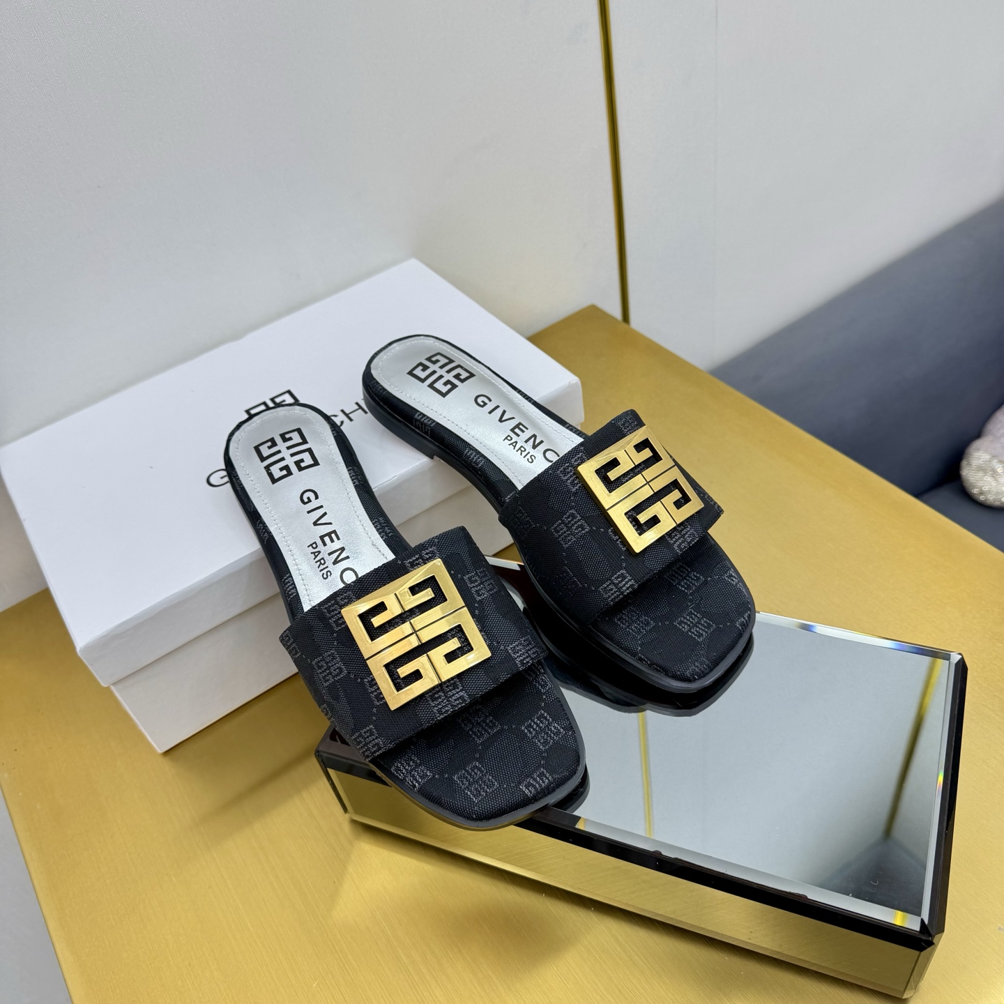 Title: Givenchy/Zithian Toe Slippers 2025 Collection with Metal Gadgets and Senses, Sizes 35-40, Original Packaging Summary: The 408-year-old Givenchy - 图片 8