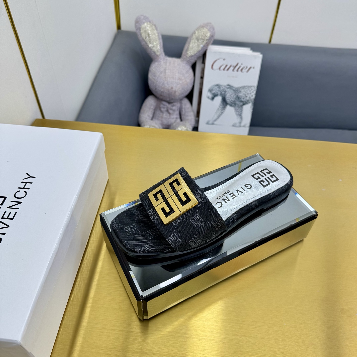 Title: Givenchy/Zithian Toe Slippers 2025 Collection with Metal Gadgets and Senses, Sizes 35-40, Original Packaging Summary: The 408-year-old Givenchy - 图片 1