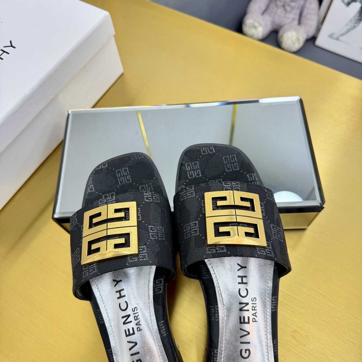 Title: Givenchy/Zithian Toe Slippers 2025 Collection with Metal Gadgets and Senses, Sizes 35-40, Original Packaging Summary: The 408-year-old Givenchy - 图片 6