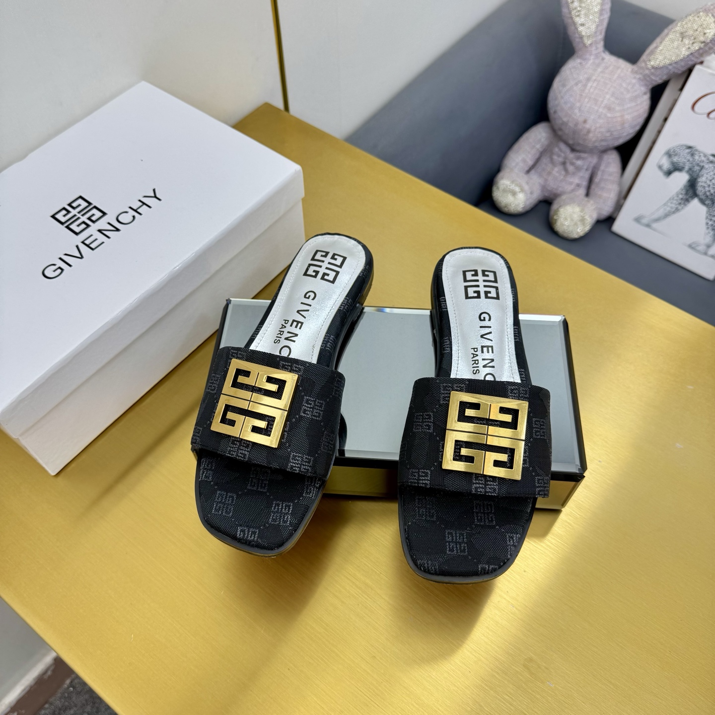 Title: Givenchy/Zithian Toe Slippers 2025 Collection with Metal Gadgets and Senses, Sizes 35-40, Original Packaging Summary: The 408-year-old Givenchy - 图片 4