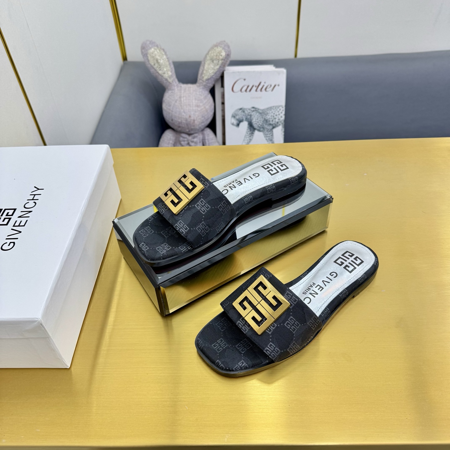 Title: Givenchy/Zithian Toe Slippers 2025 Collection with Metal Gadgets and Senses, Sizes 35-40, Original Packaging Summary: The 408-year-old Givenchy - 图片 3