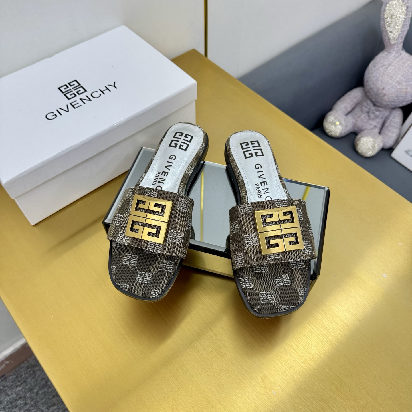 “New Givenchy/Zithian Toe Slippers 2025: 408-Year-Old Original with Metal Gadgets, Atmosphere Senses” - 图片 5