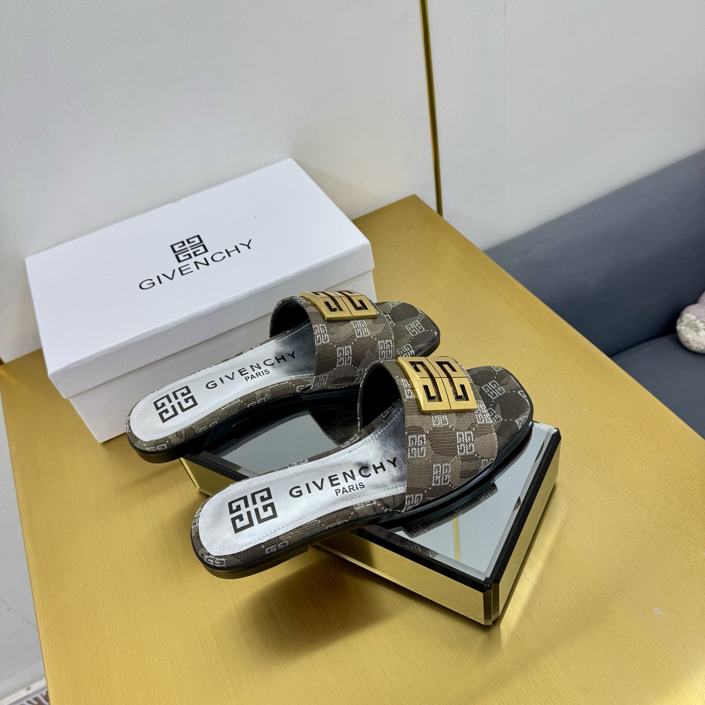 “New Givenchy/Zithian Toe Slippers 2025: 408-Year-Old Original with Metal Gadgets, Atmosphere Senses” - 图片 6