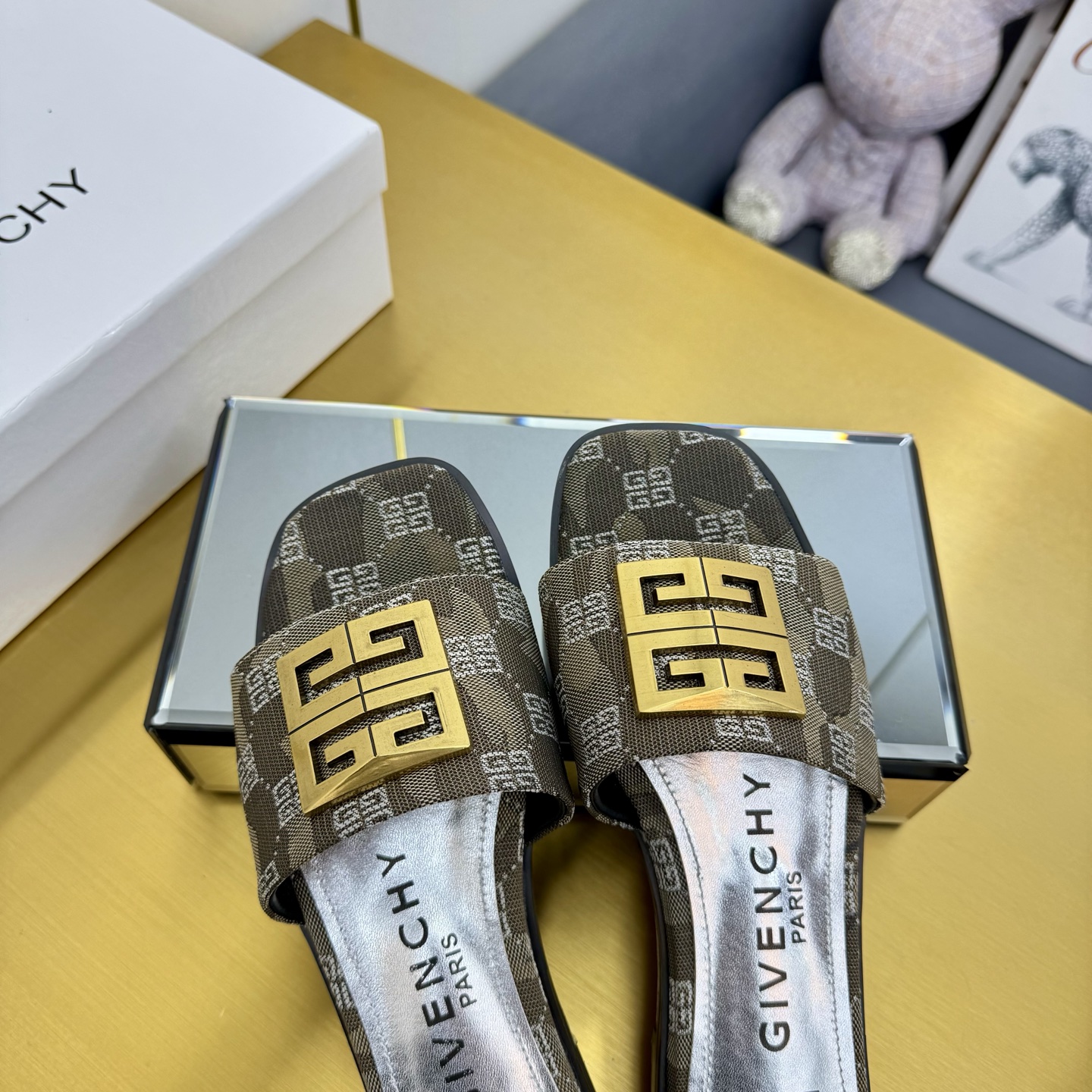 “New Givenchy/Zithian Toe Slippers 2025: 408-Year-Old Original with Metal Gadgets, Atmosphere Senses” - 图片 7