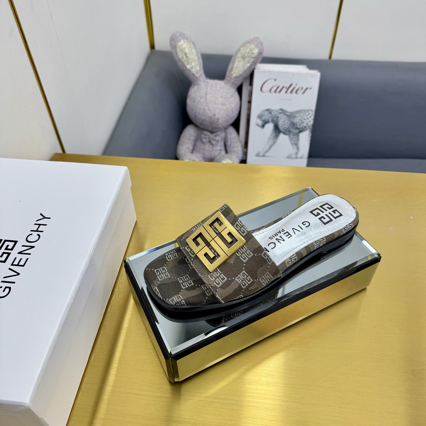 “New Givenchy/Zithian Toe Slippers 2025: 408-Year-Old Original with Metal Gadgets, Atmosphere Senses” - 图片 1