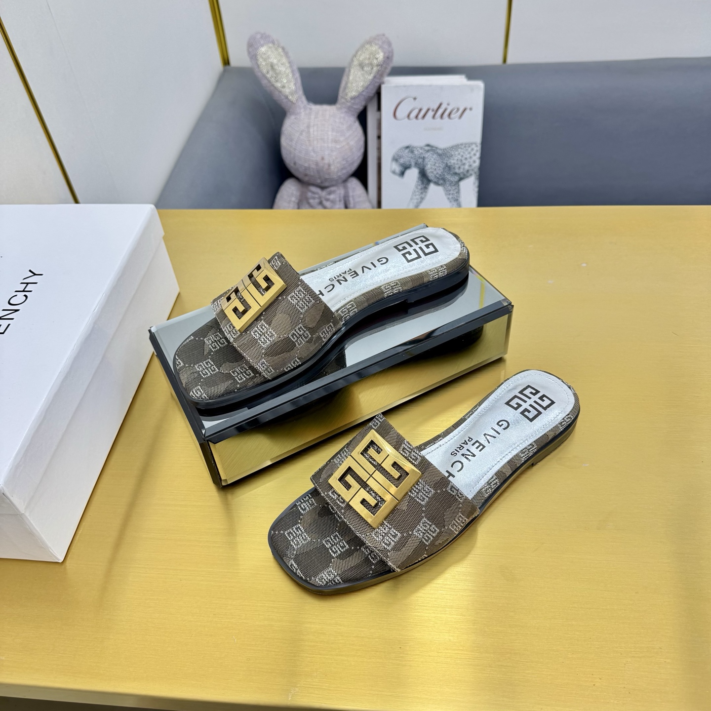 “New Givenchy/Zithian Toe Slippers 2025: 408-Year-Old Original with Metal Gadgets, Atmosphere Senses” - 图片 3